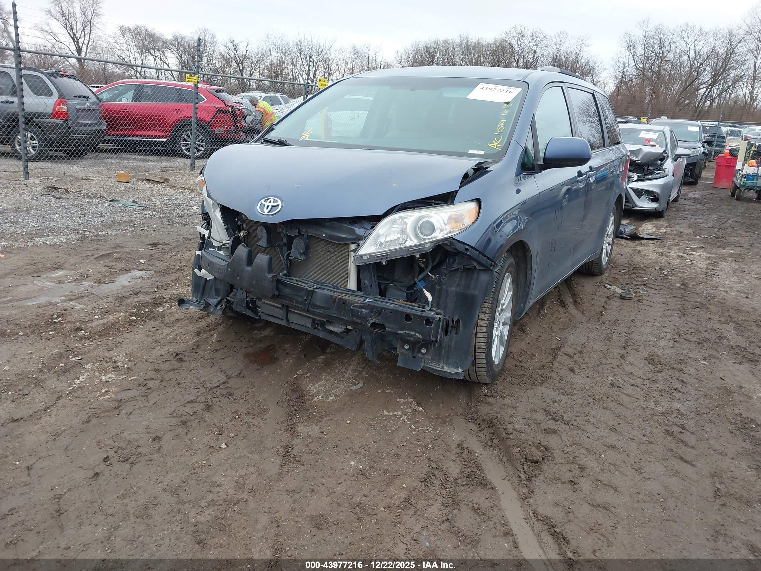 TOYOTA SIENNA image 6