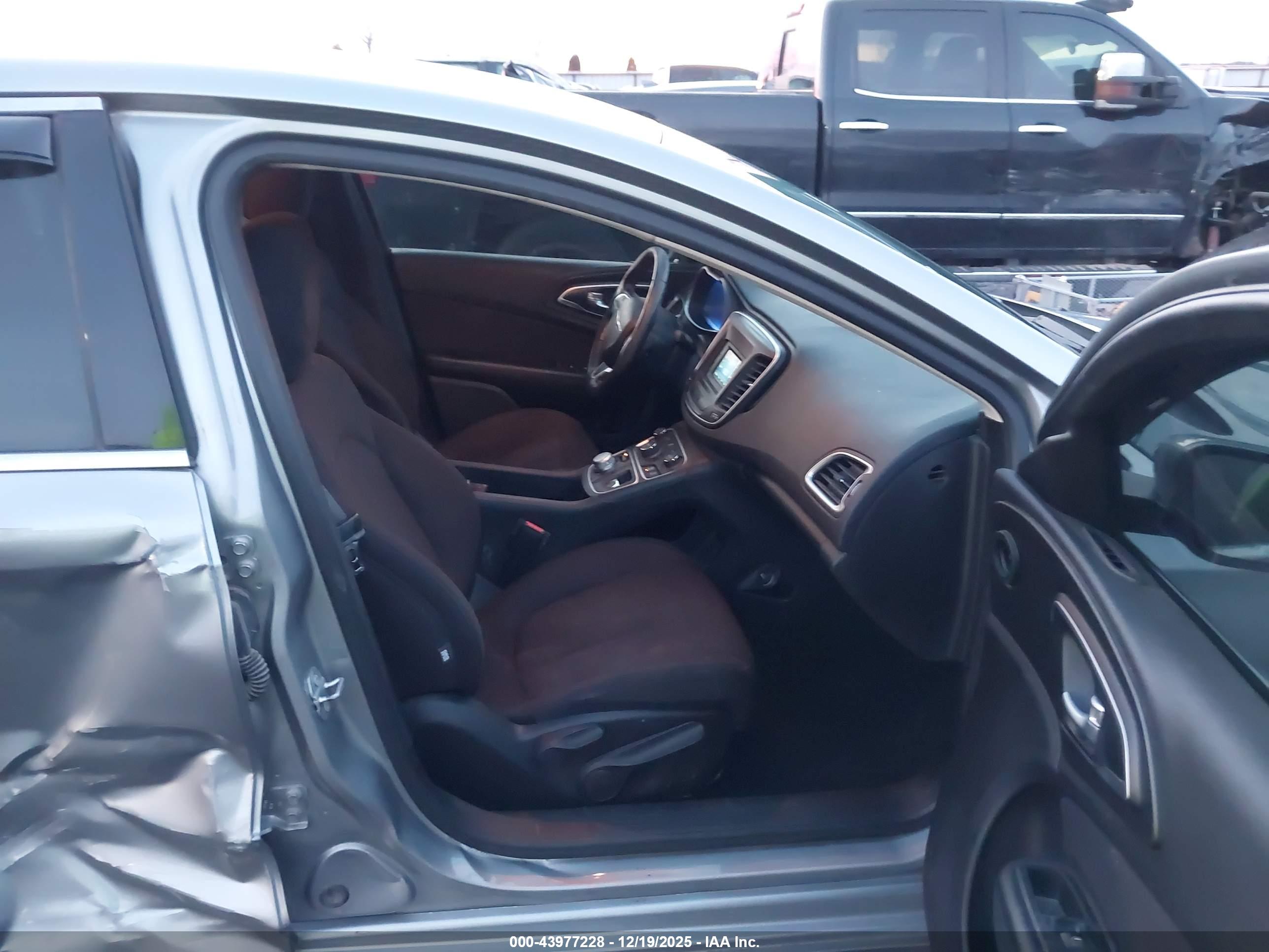 CHRYSLER 200 image 5