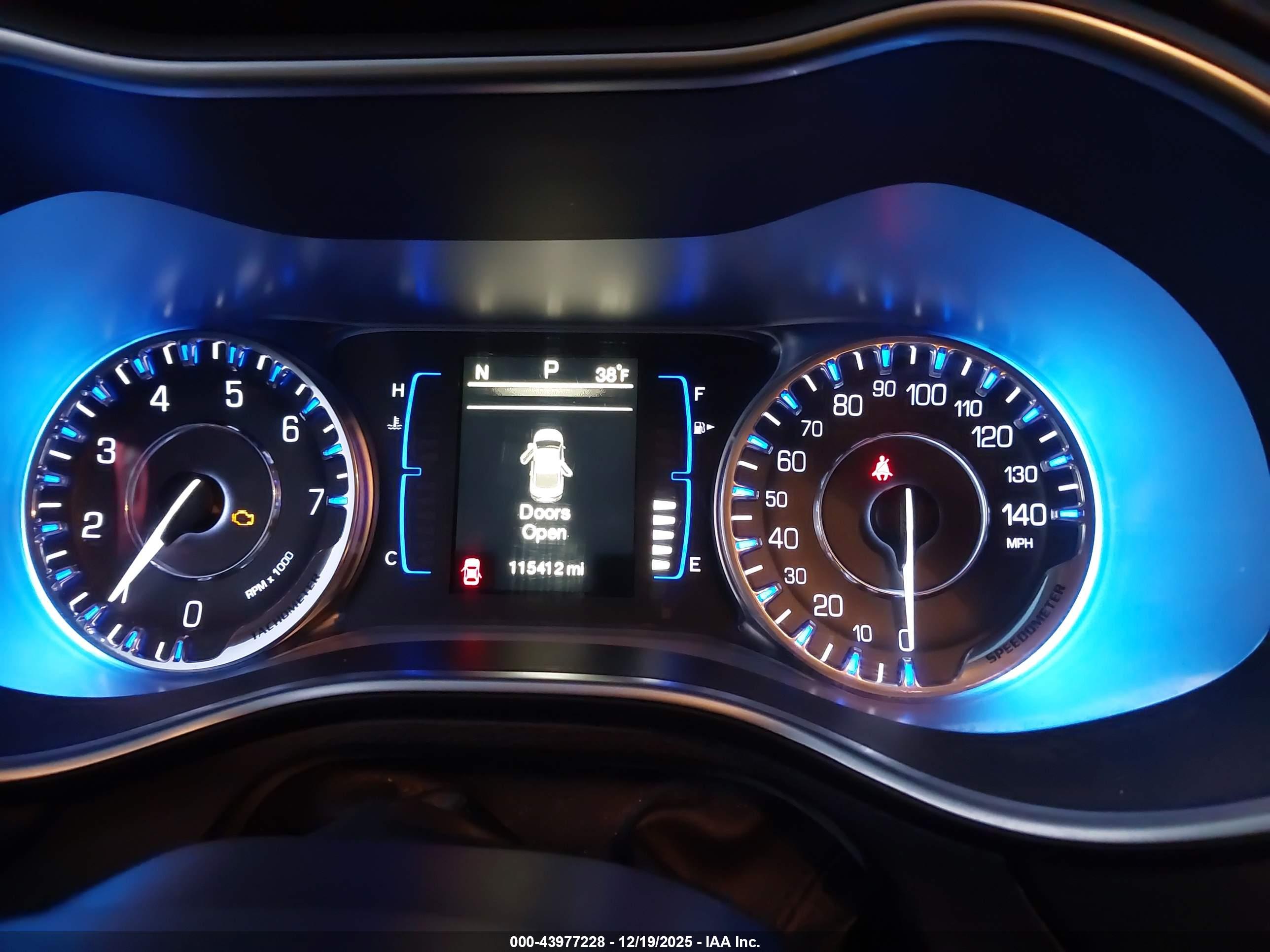 CHRYSLER 200 image 7
