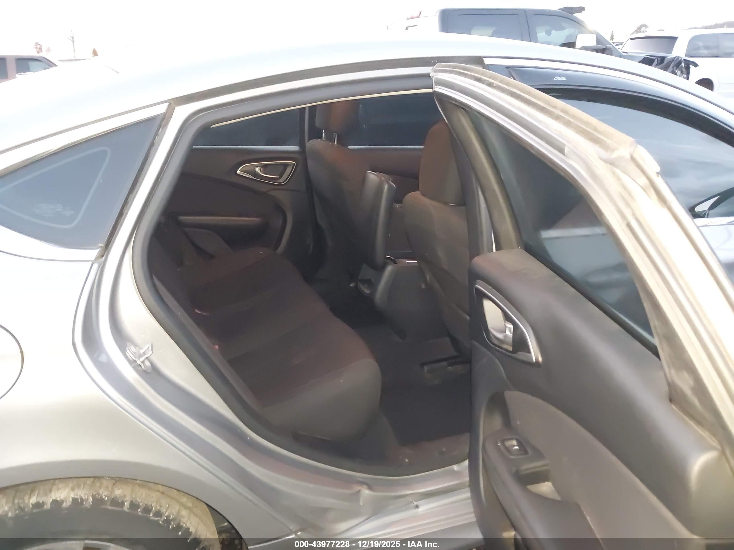 CHRYSLER 200 image 8