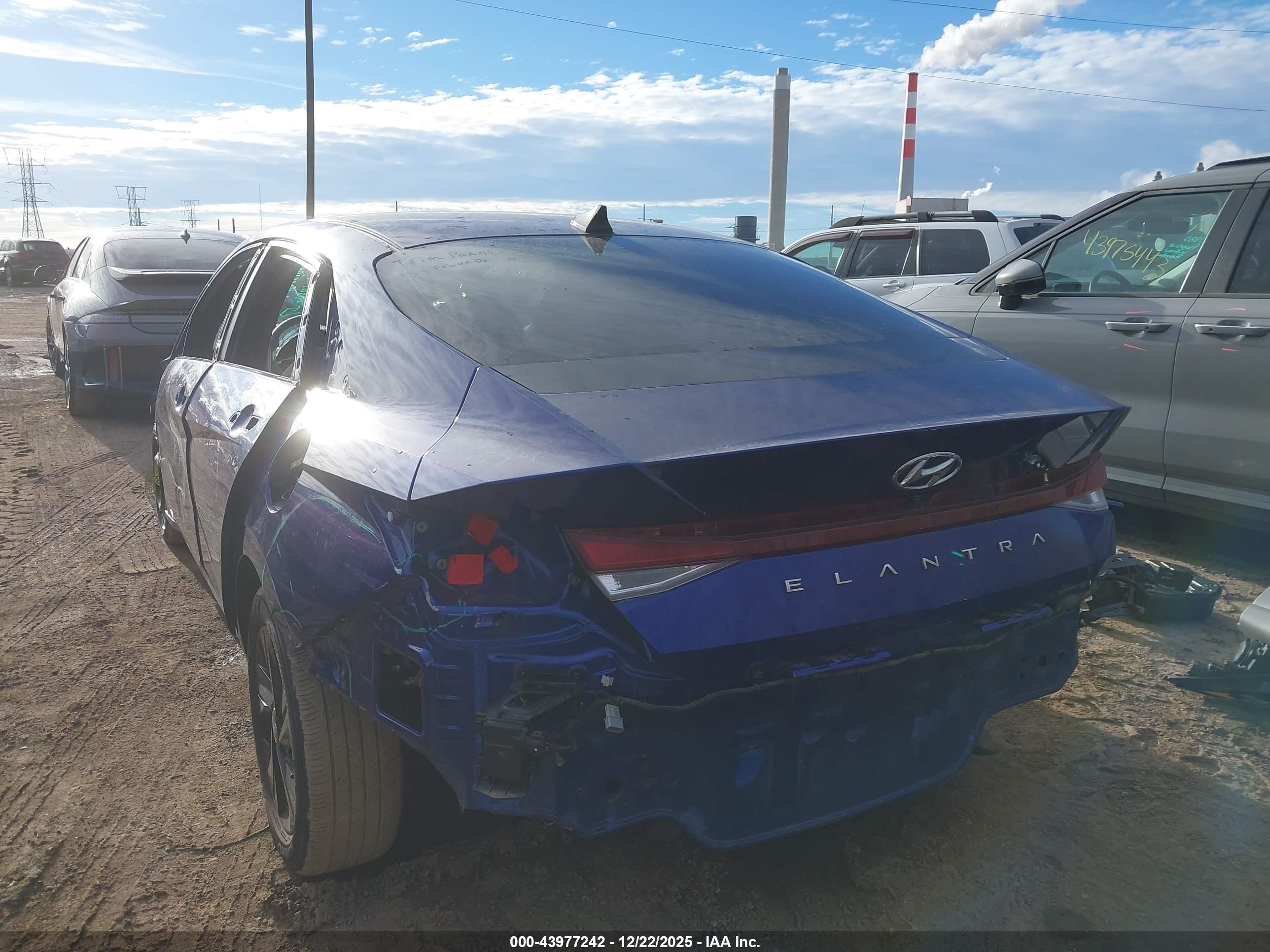 HYUNDAI ELANTRA image 3