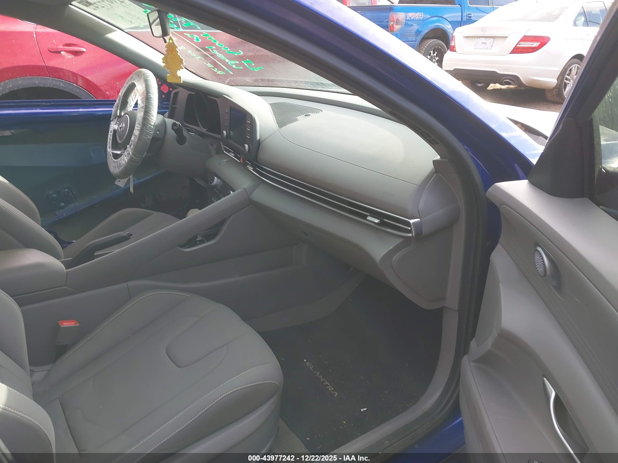 HYUNDAI ELANTRA image 5