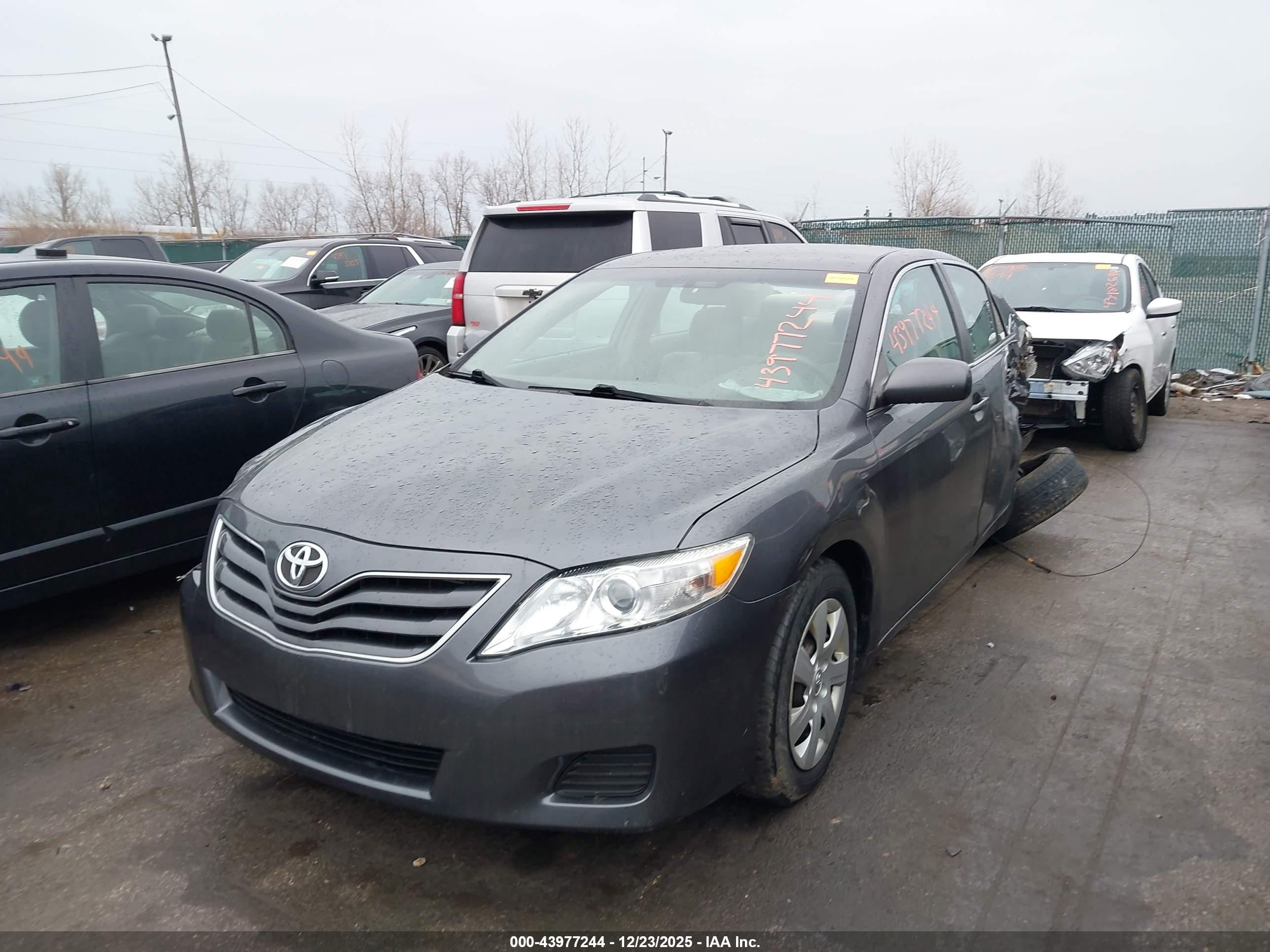 TOYOTA CAMRY image 2