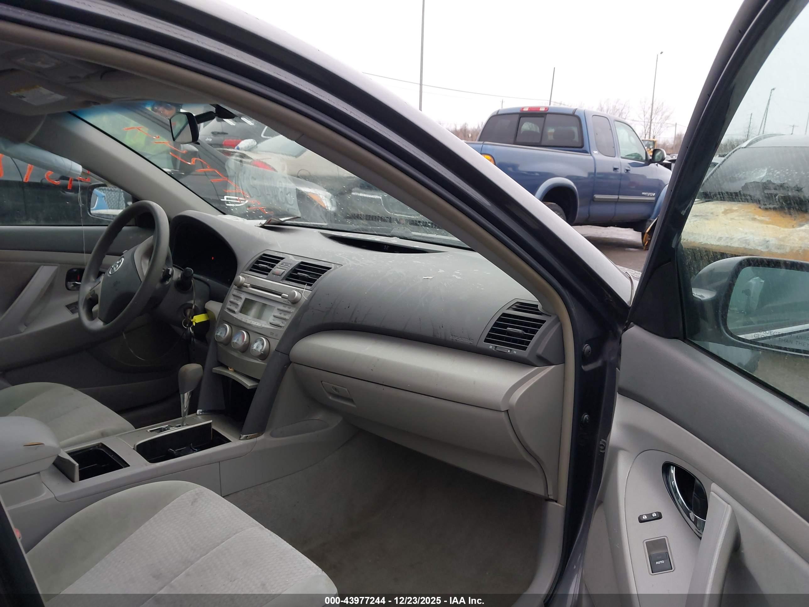 TOYOTA CAMRY image 5