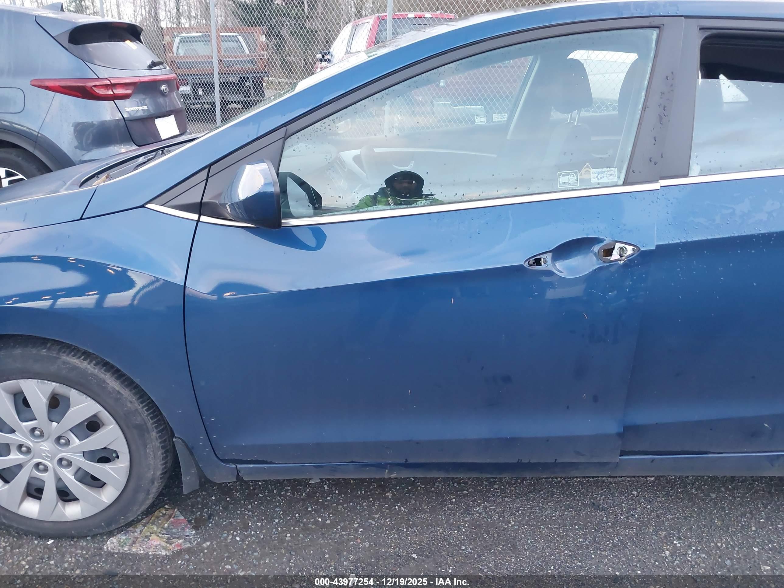 HYUNDAI ELANTRA image 6