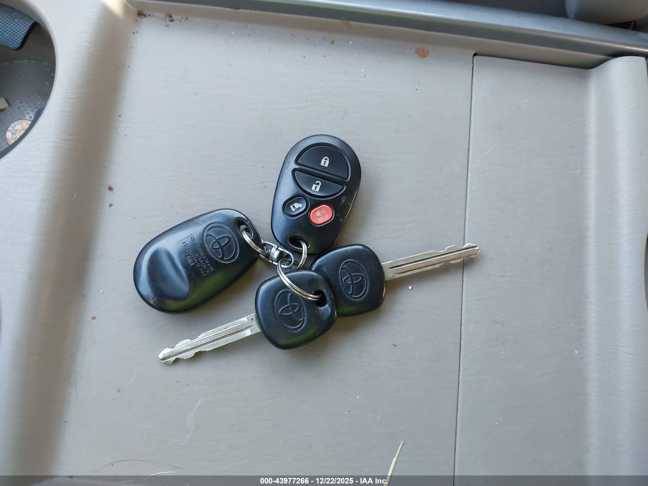 TOYOTA SIENNA image 11