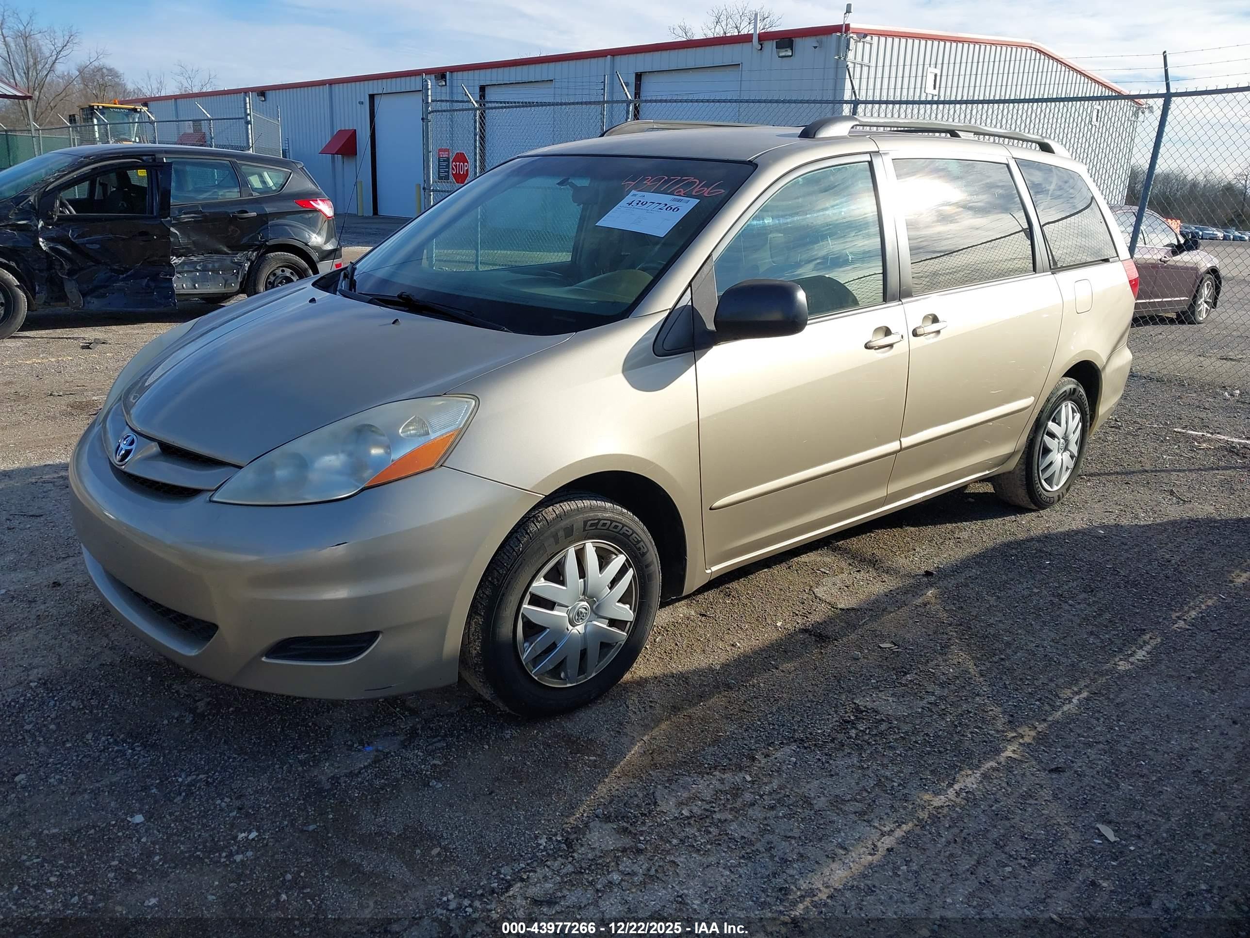 TOYOTA SIENNA image 2