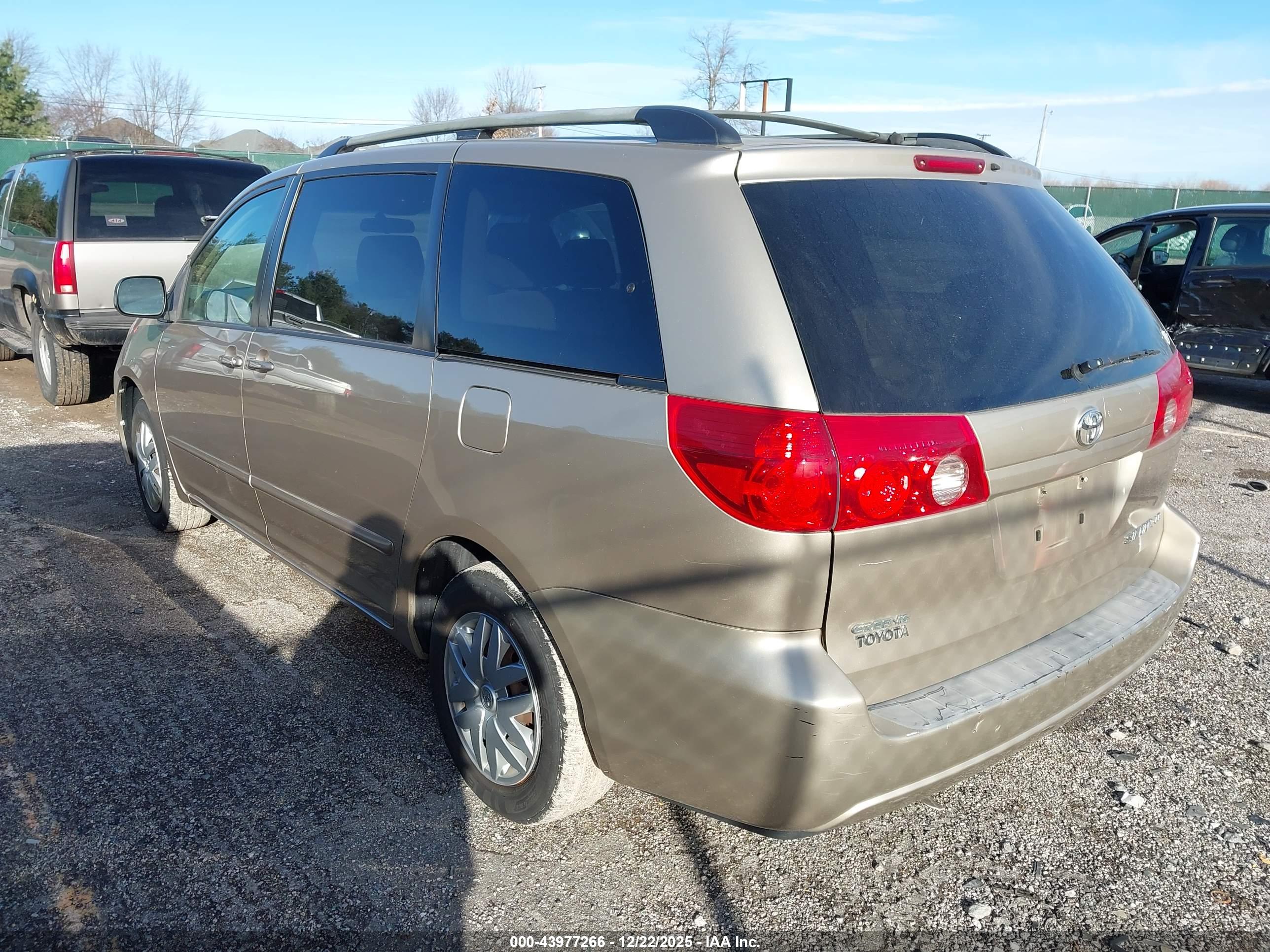TOYOTA SIENNA image 3