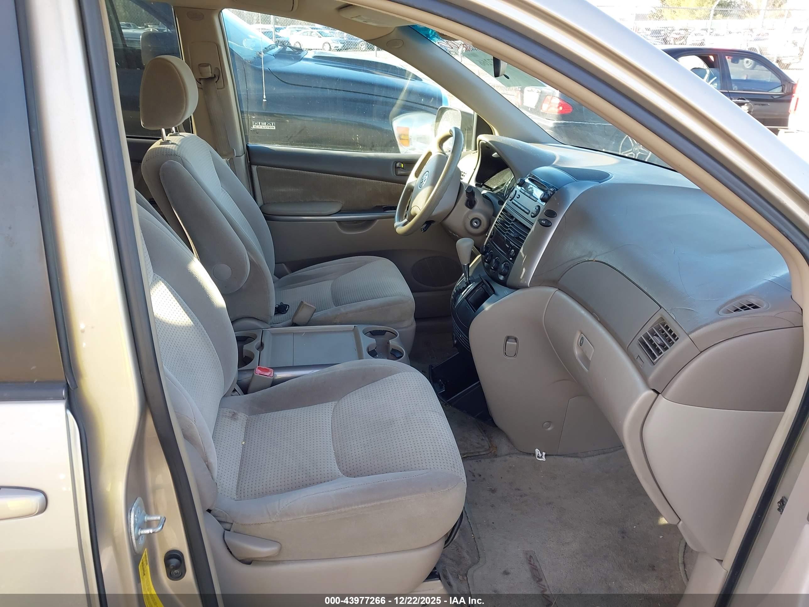 TOYOTA SIENNA image 5