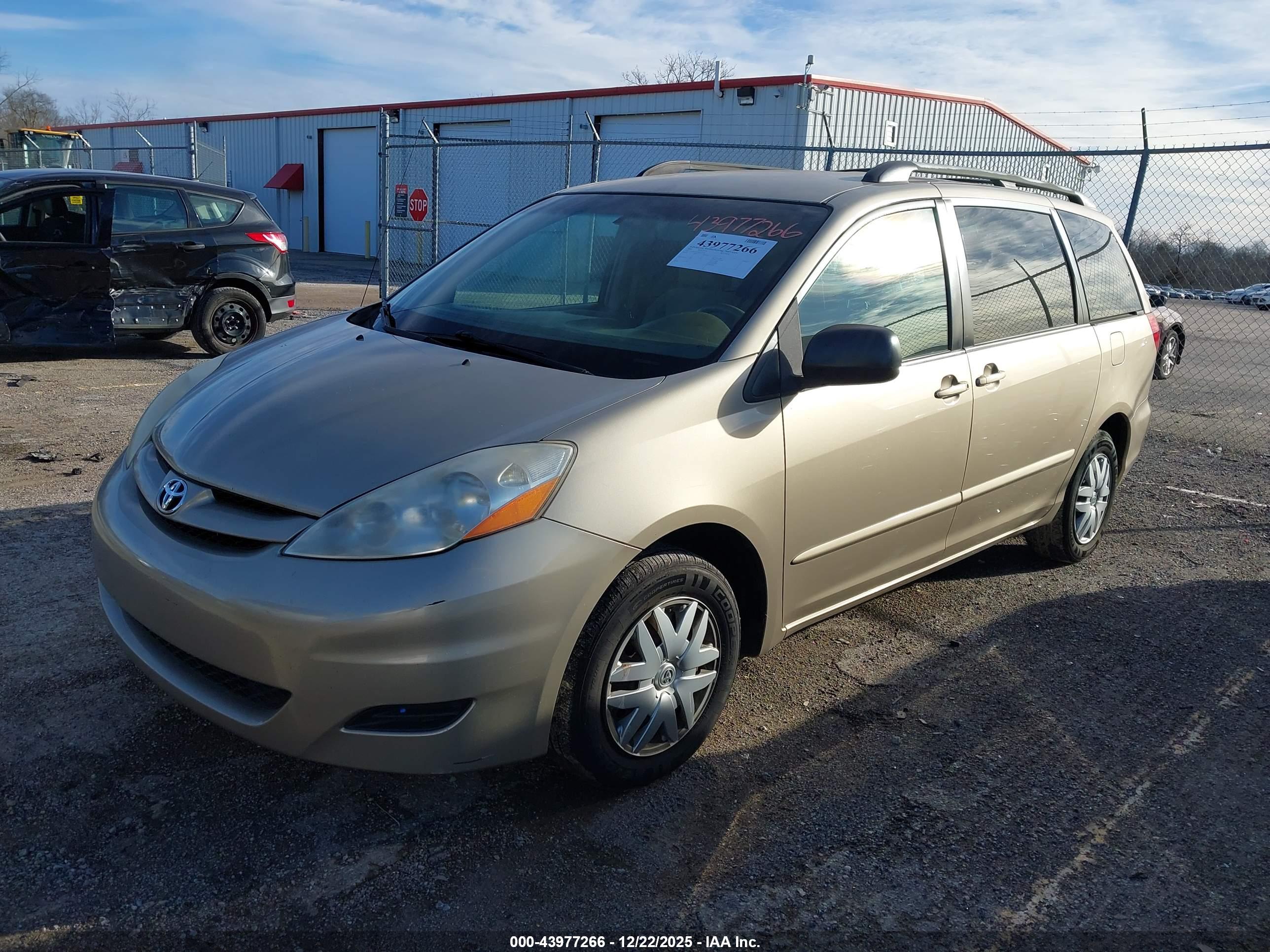 TOYOTA SIENNA image 6