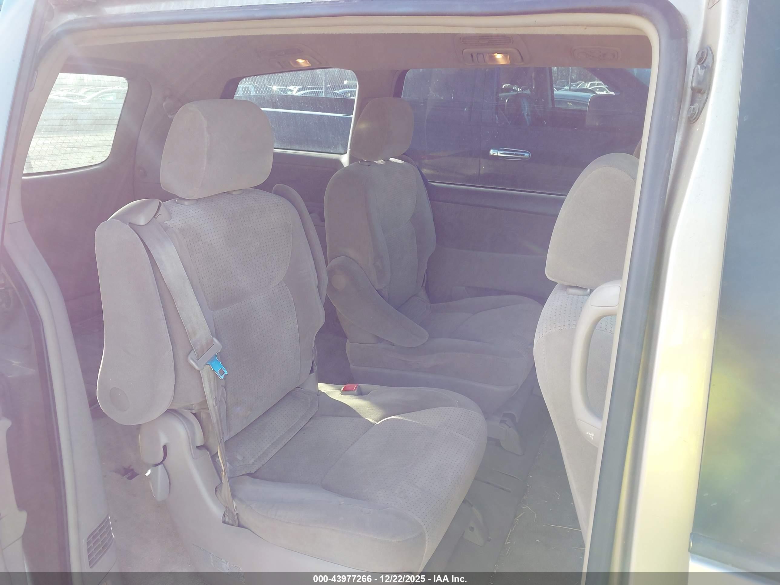 TOYOTA SIENNA image 8