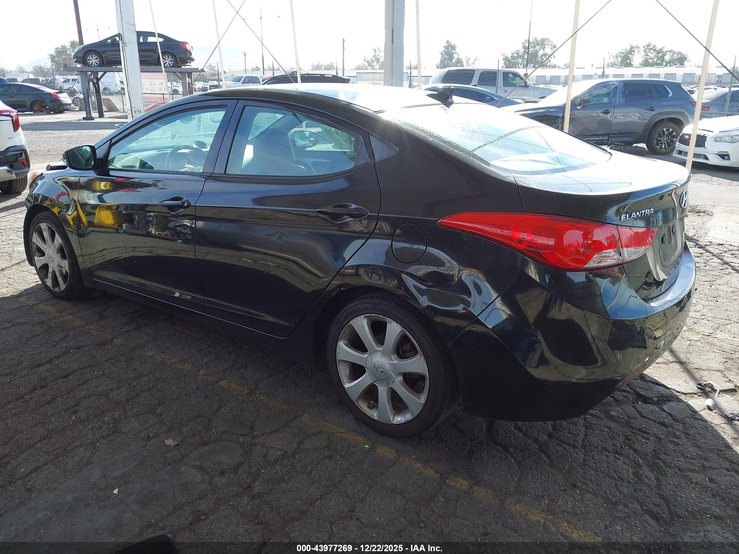 HYUNDAI ELANTRA image 3