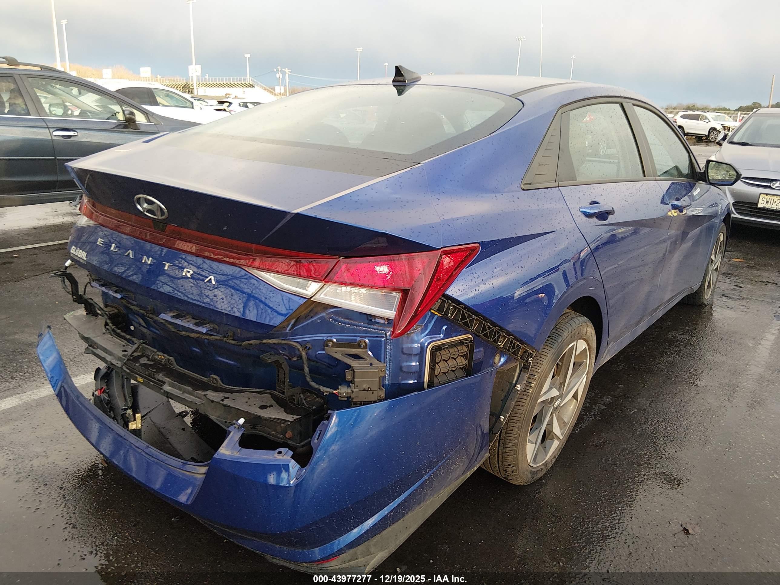 HYUNDAI ELANTRA image 4