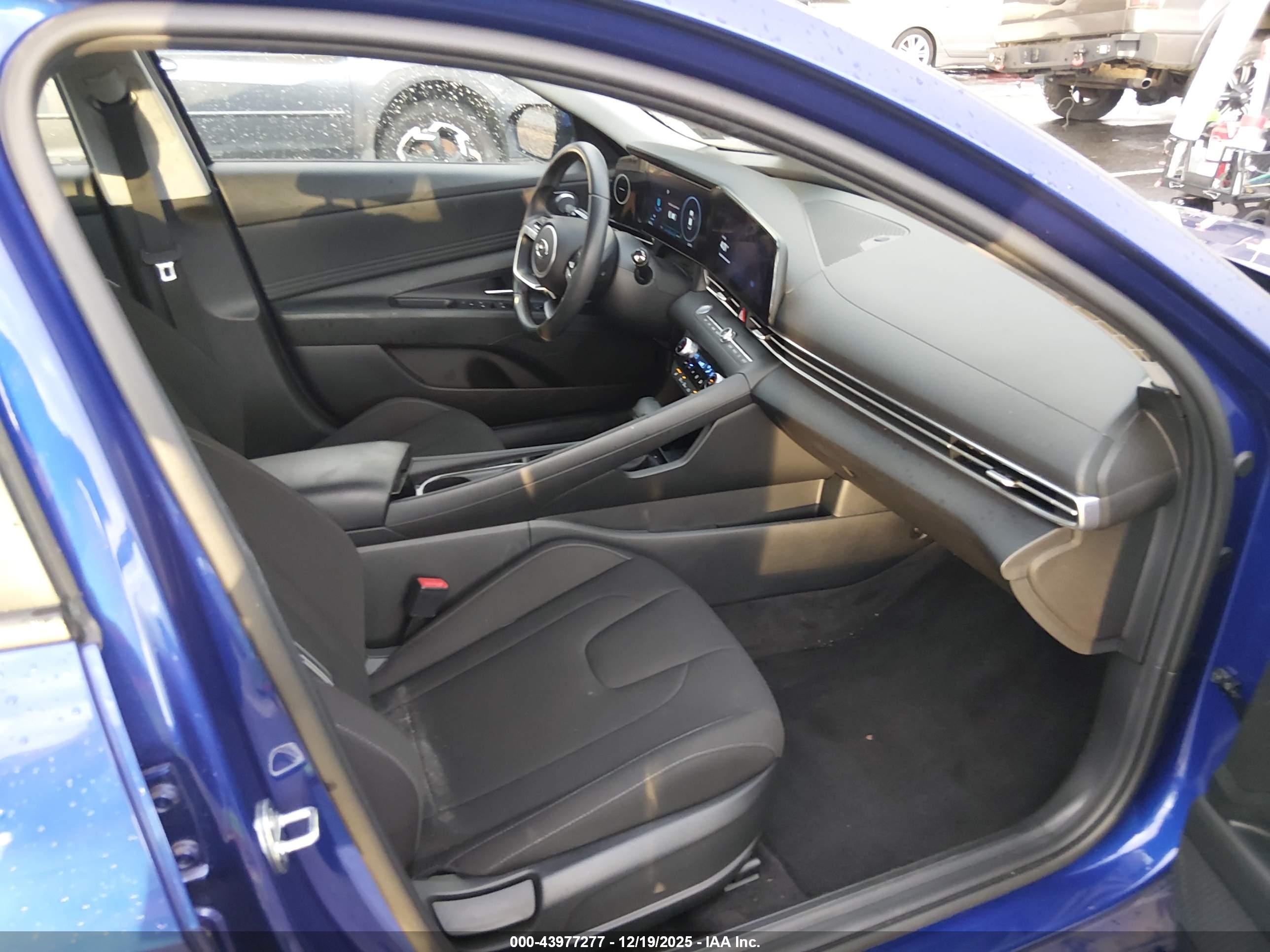 HYUNDAI ELANTRA image 5
