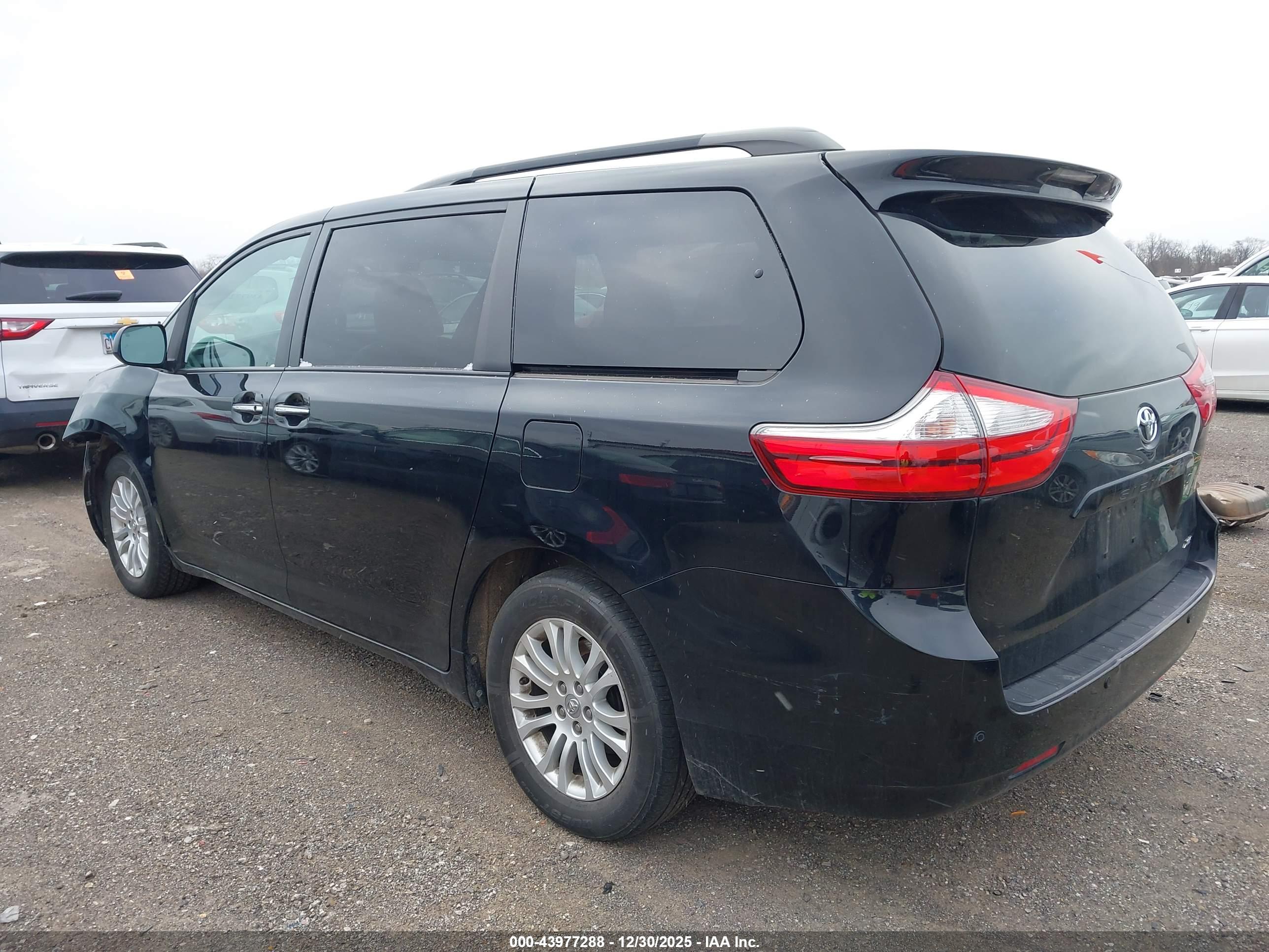 TOYOTA SIENNA image 3