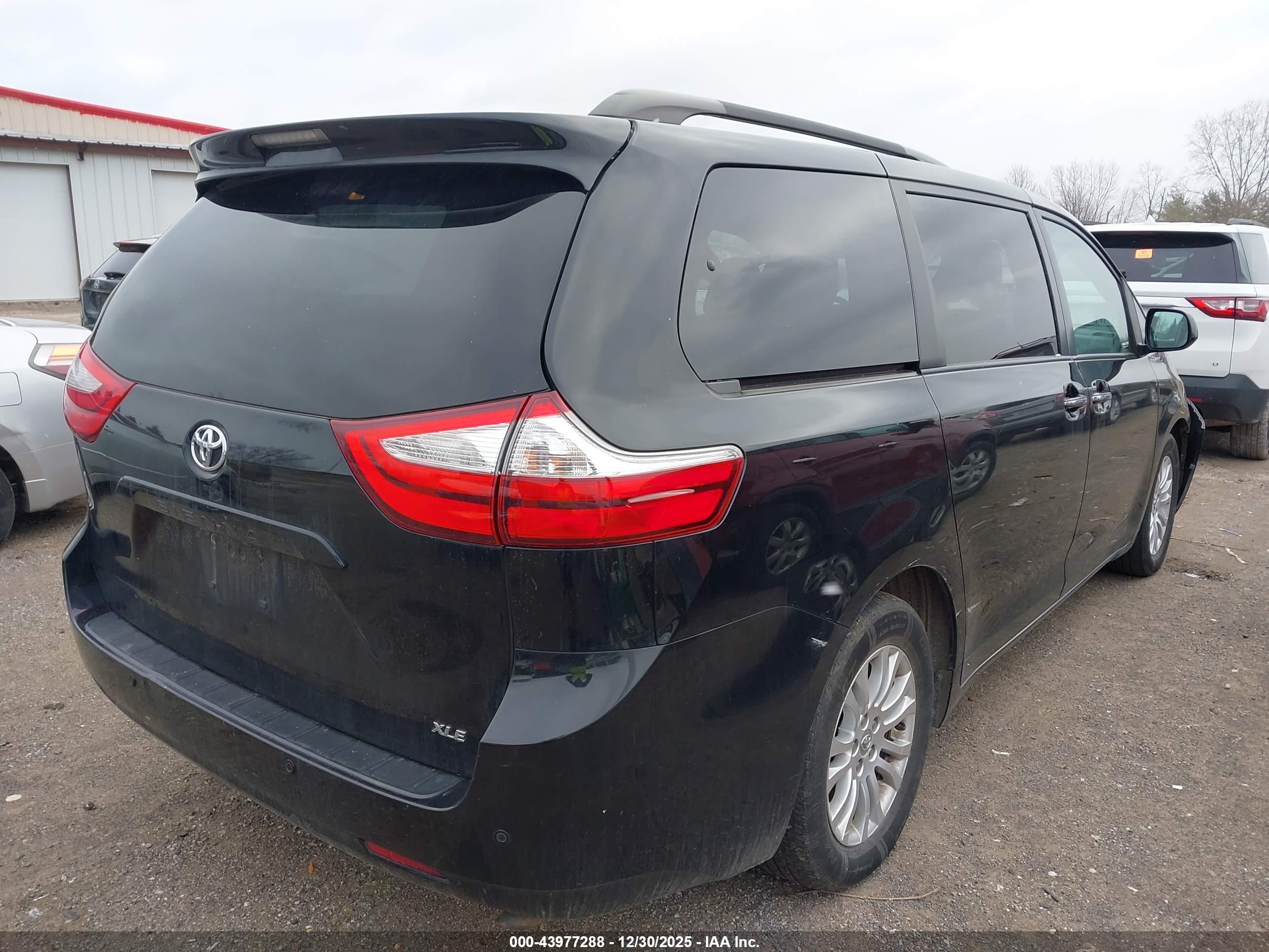 TOYOTA SIENNA image 4