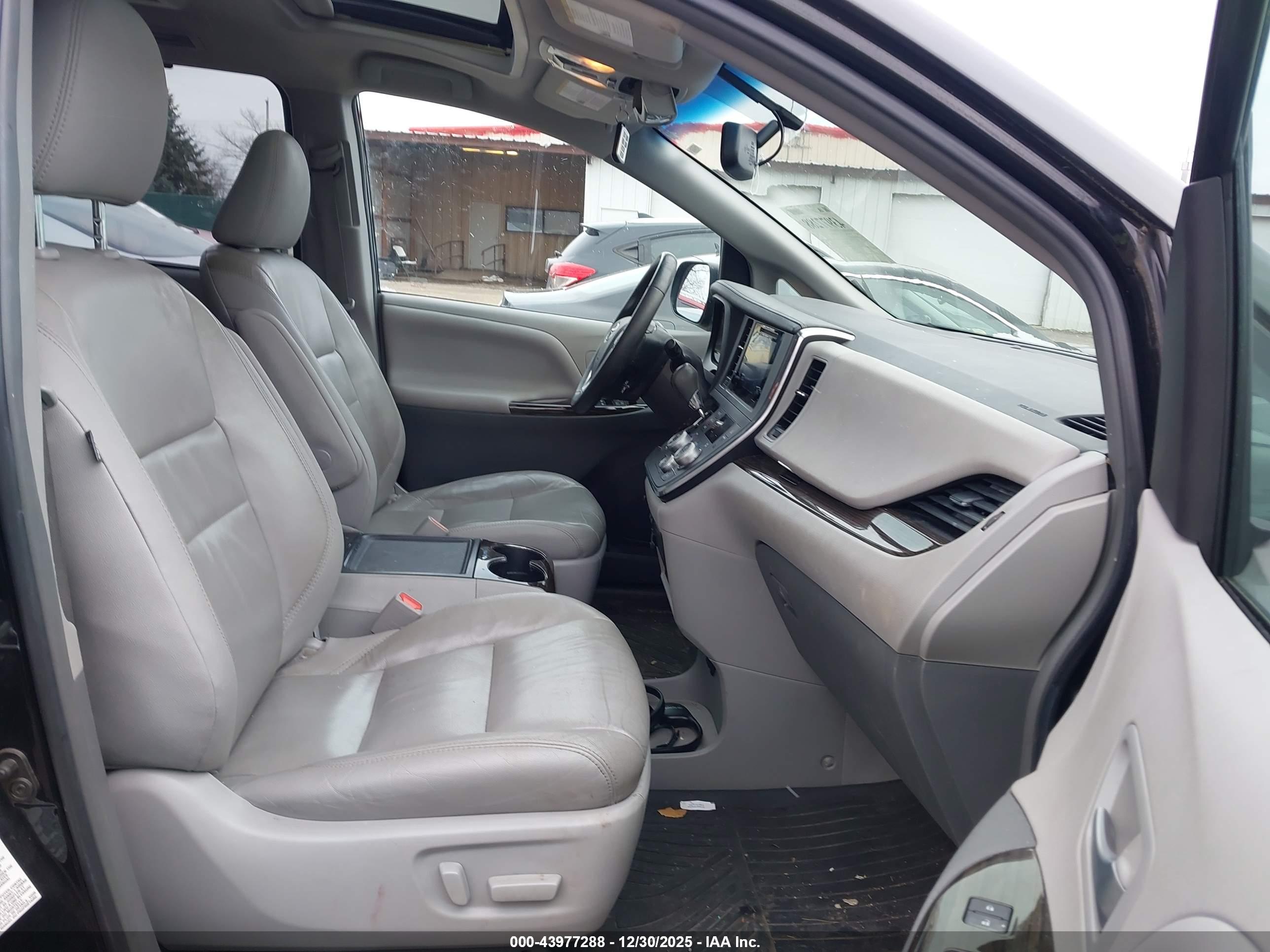 TOYOTA SIENNA image 5