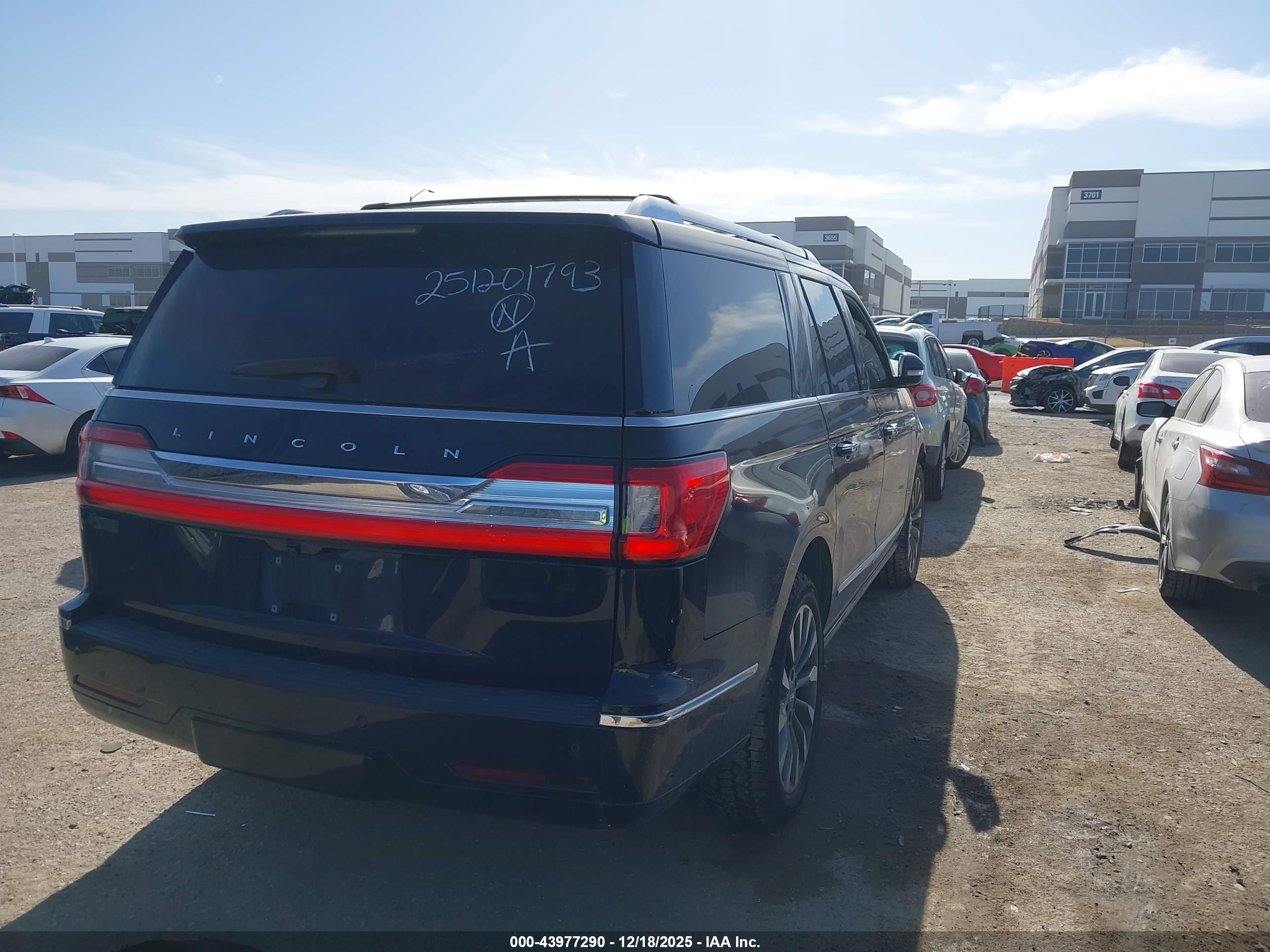 LINCOLN NAVIGATOR image 4