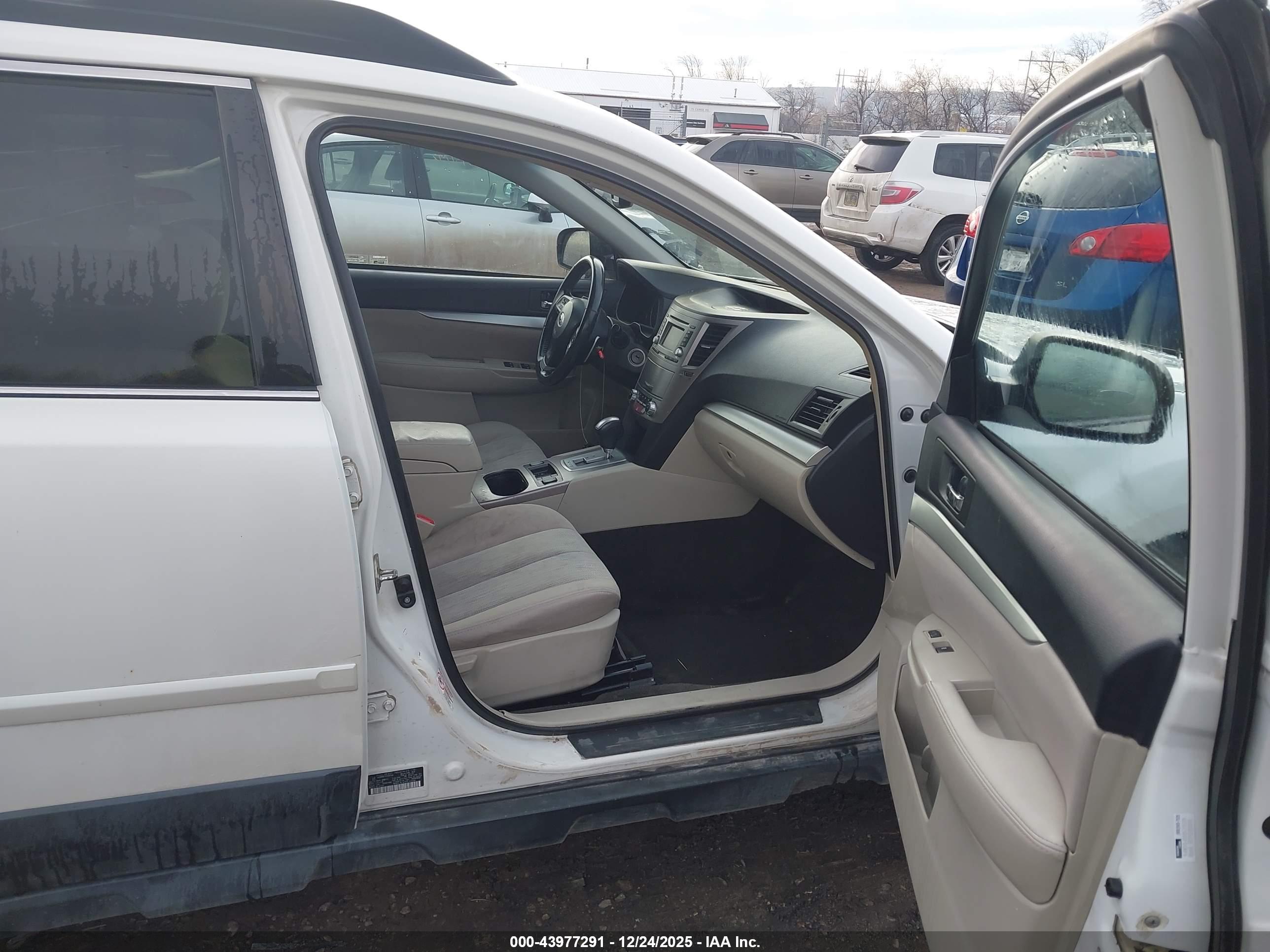 SUBARU OUTBACK image 5