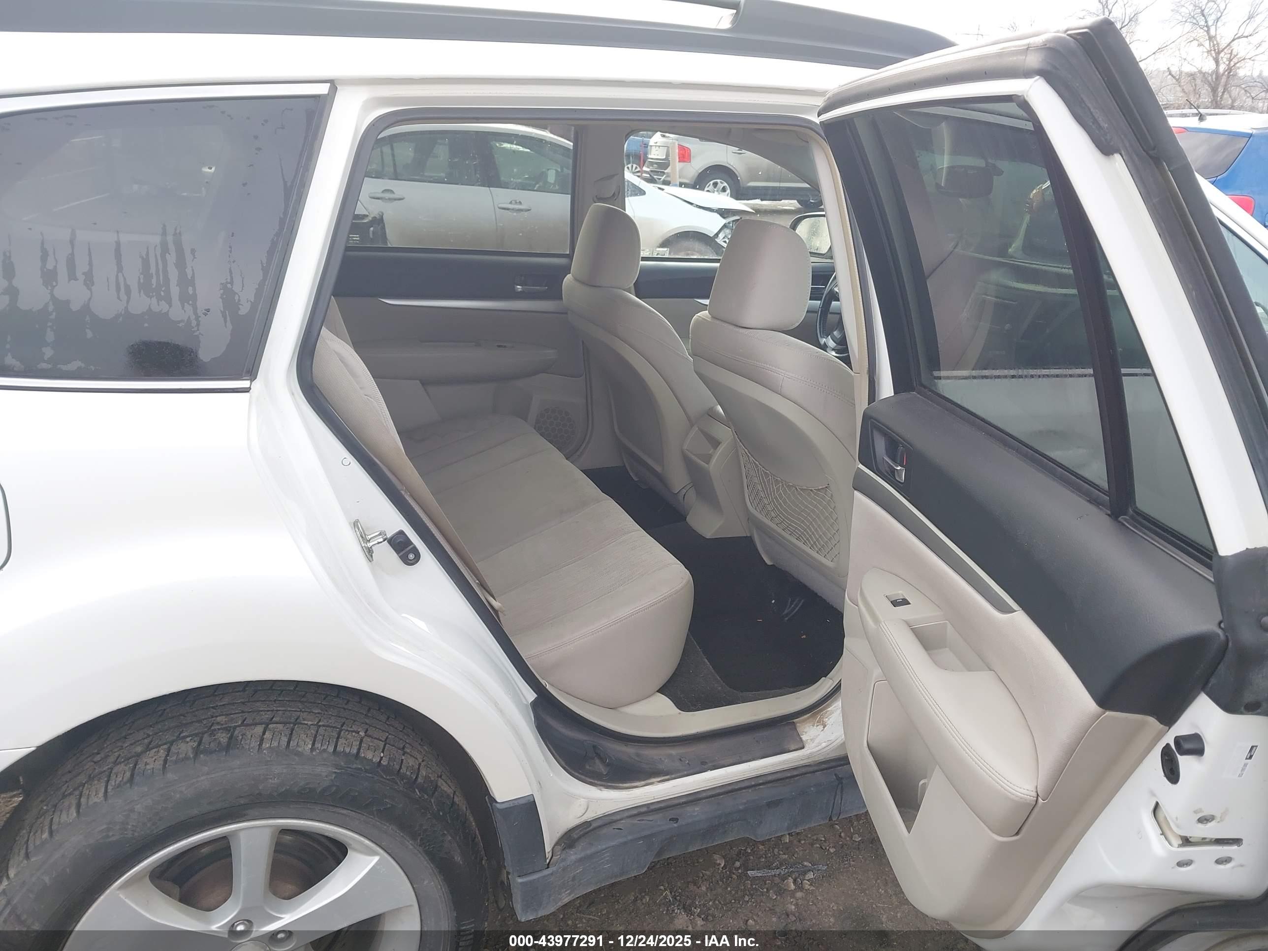 SUBARU OUTBACK image 8