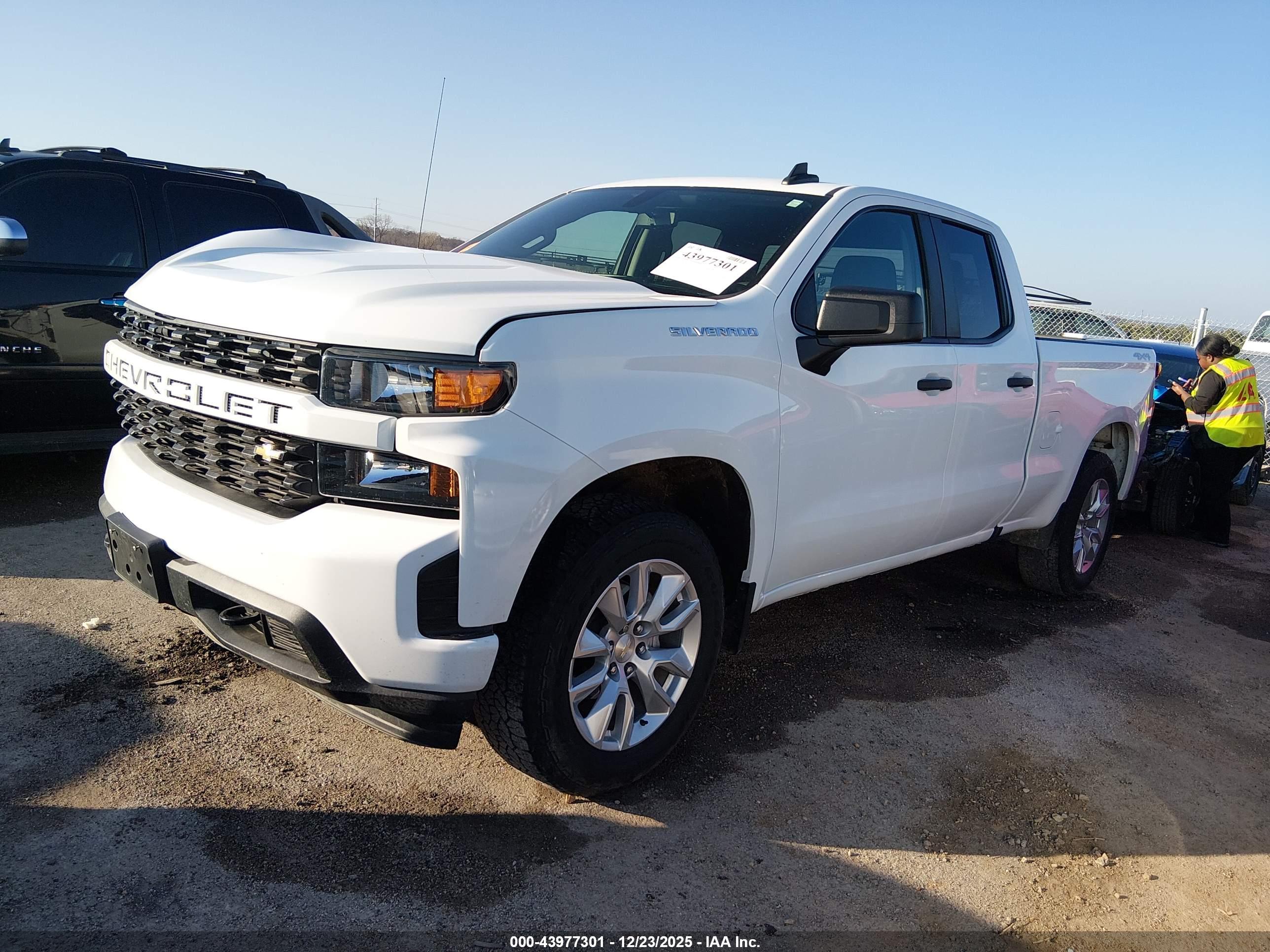 CHEVROLET SILVERADO image 2