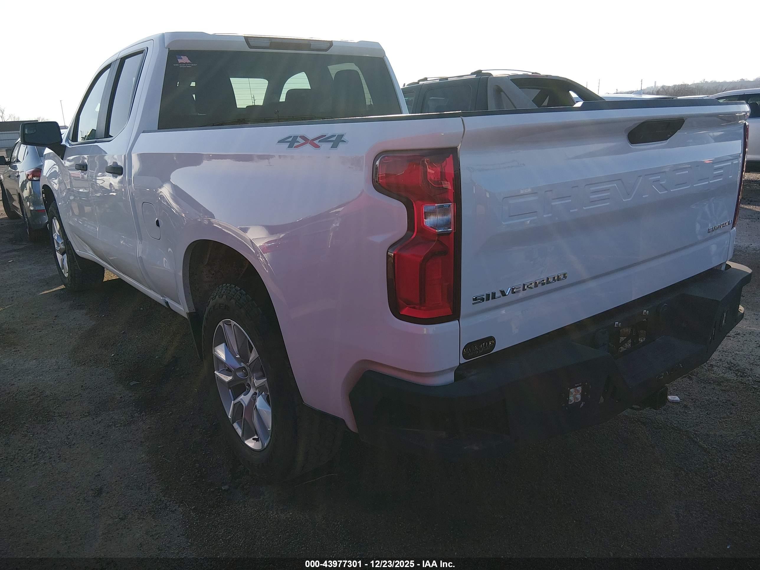 CHEVROLET SILVERADO image 3