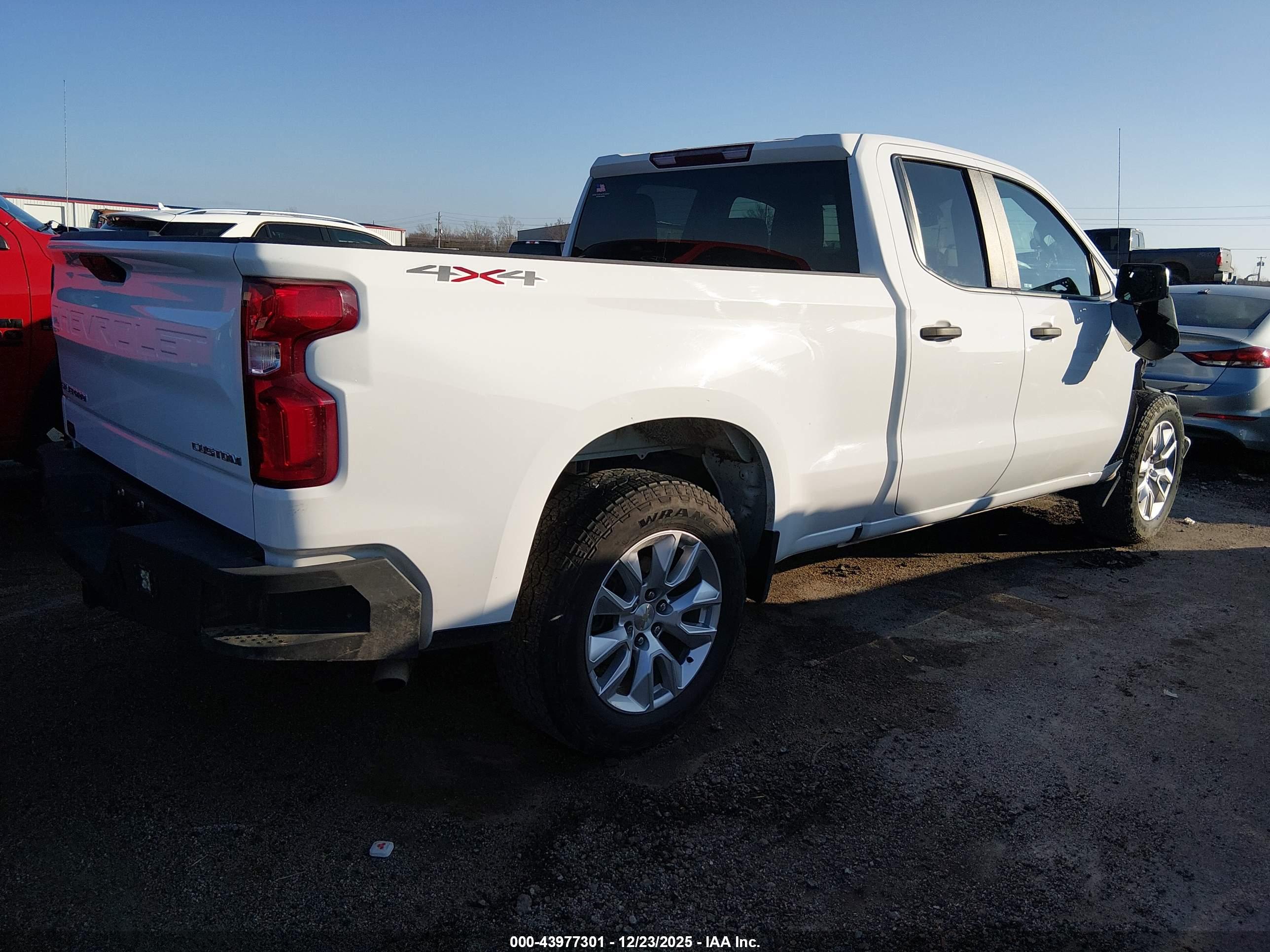 CHEVROLET SILVERADO image 4