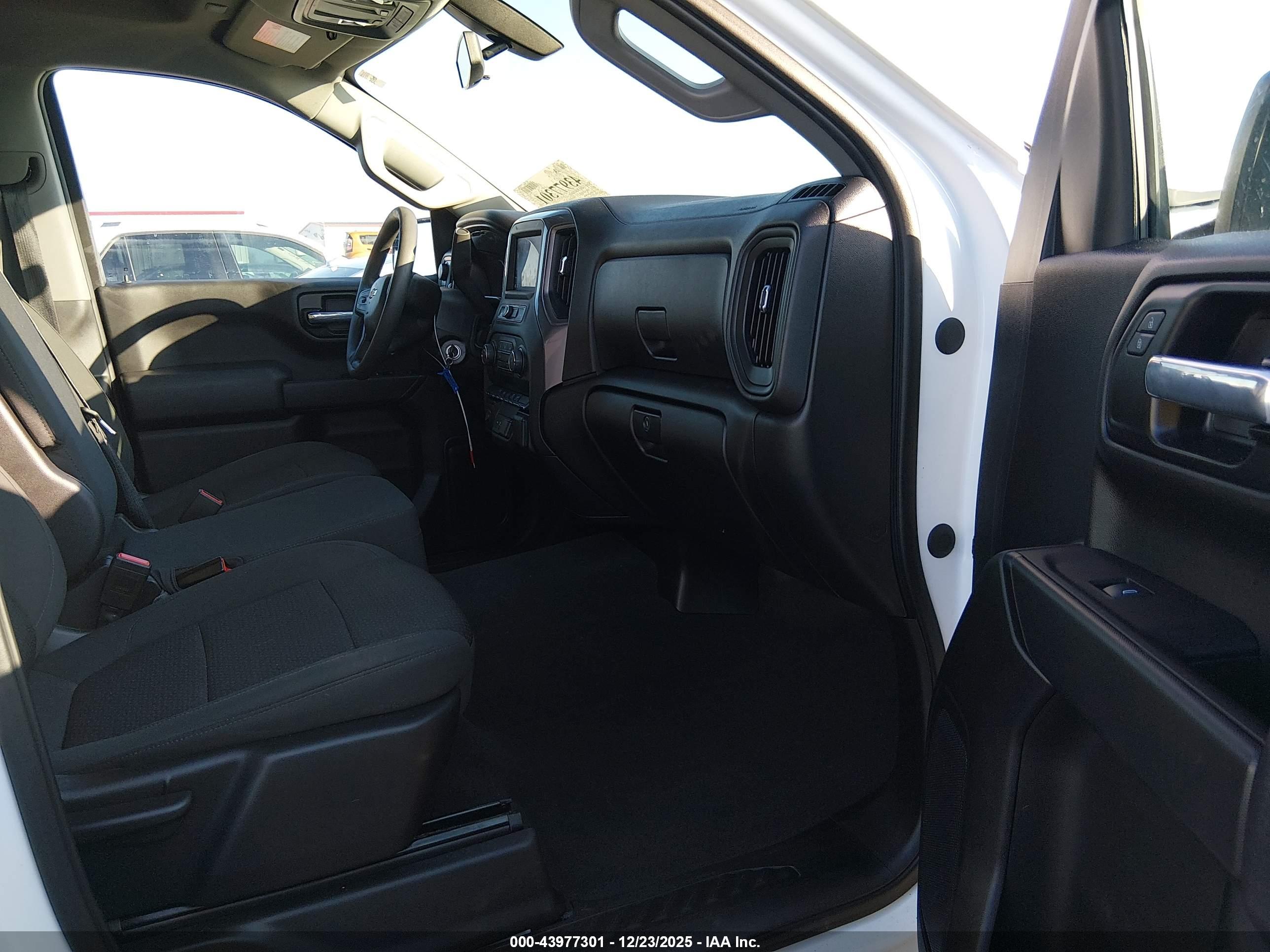 CHEVROLET SILVERADO image 5