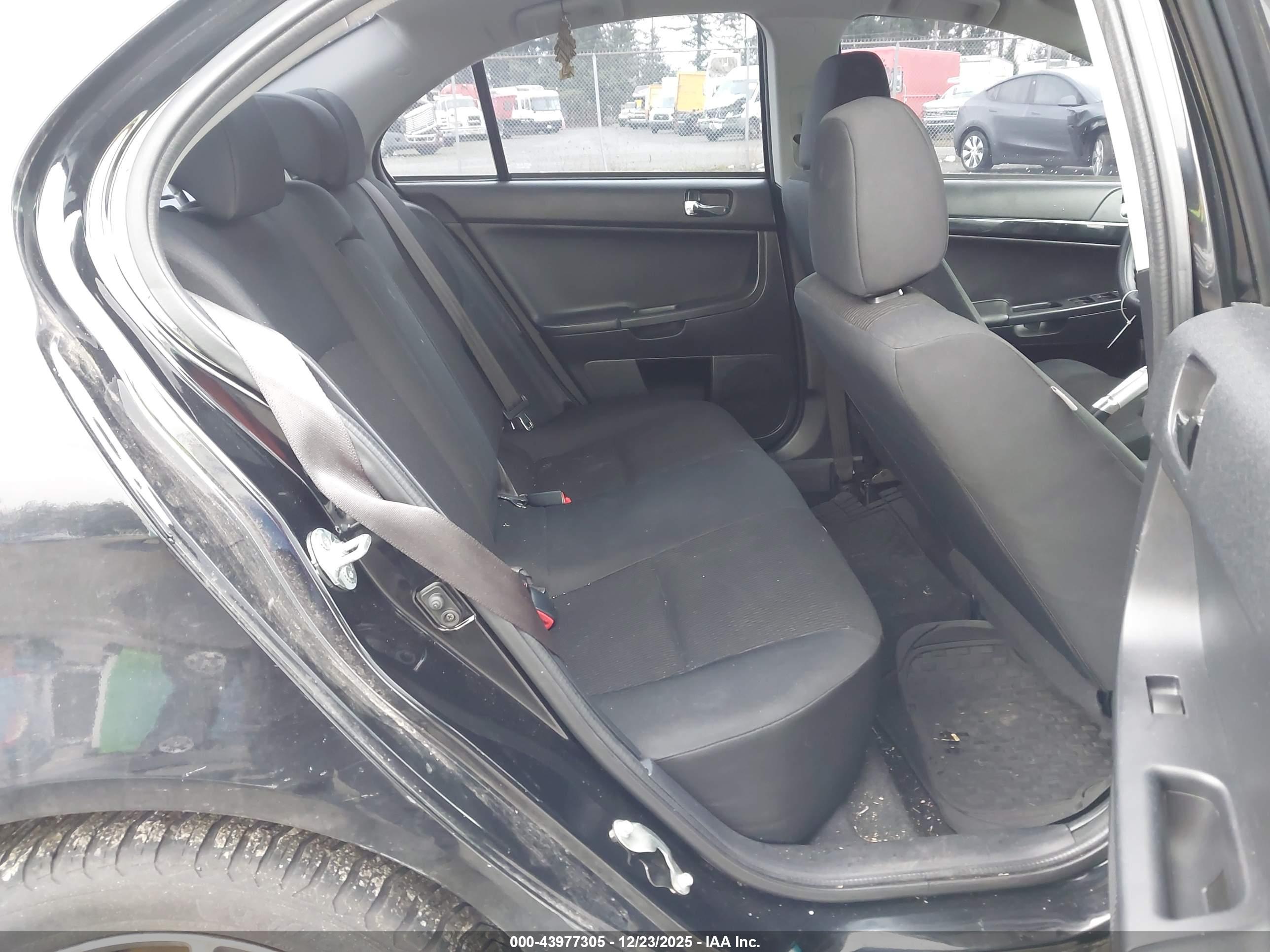 MITSUBISHI LANCER image 8