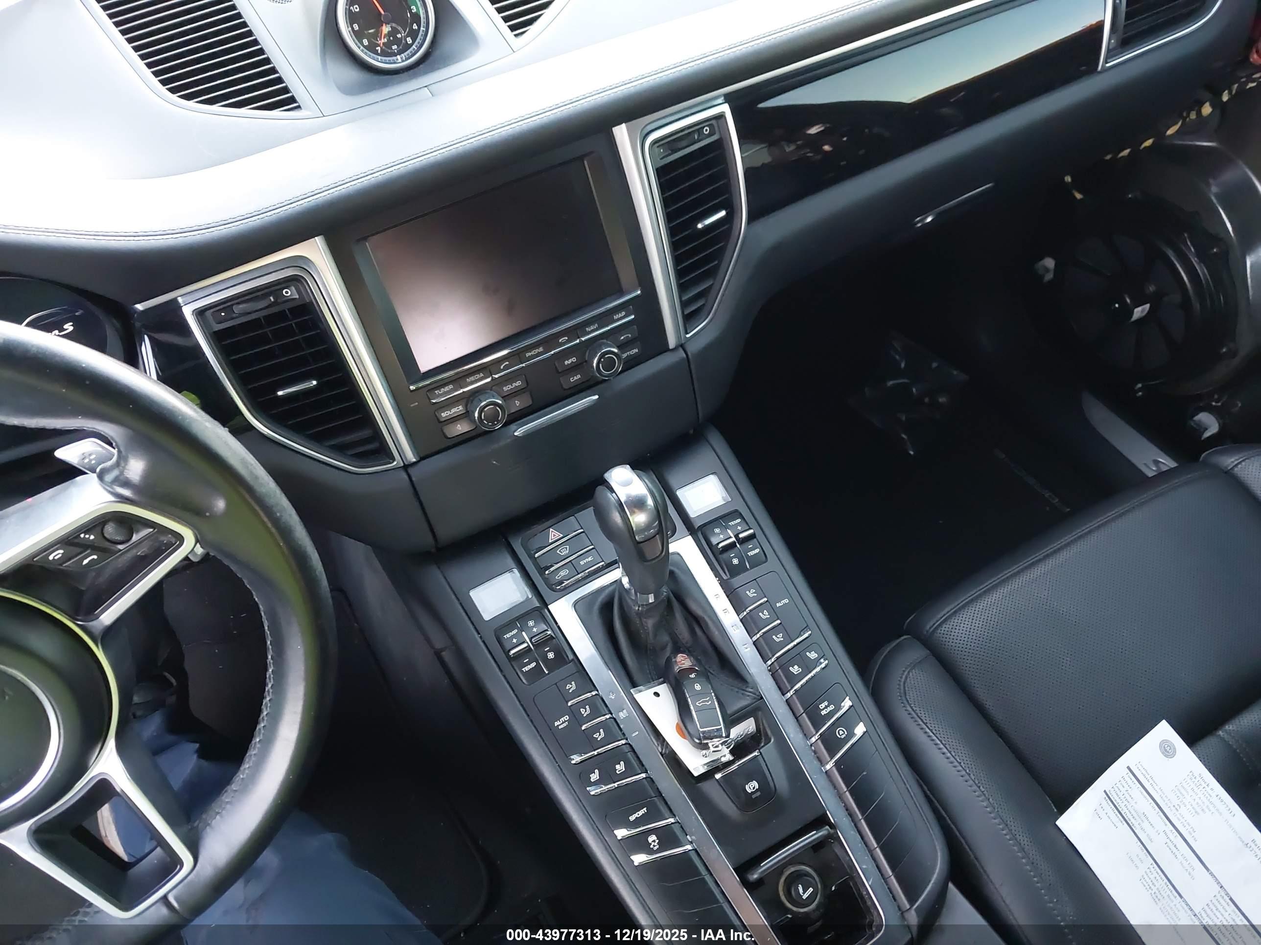 PORSCHE MACAN image 11