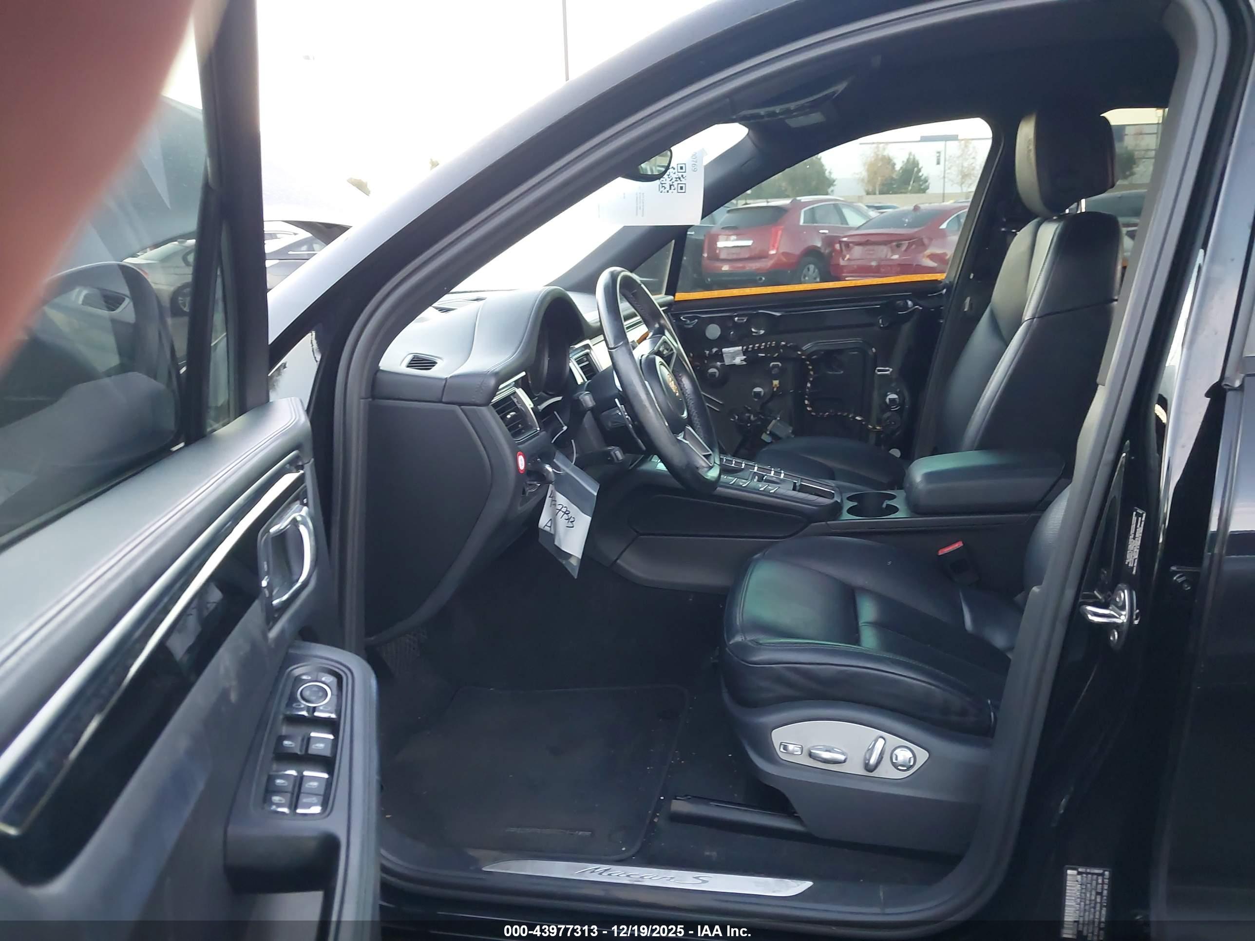 PORSCHE MACAN image 5