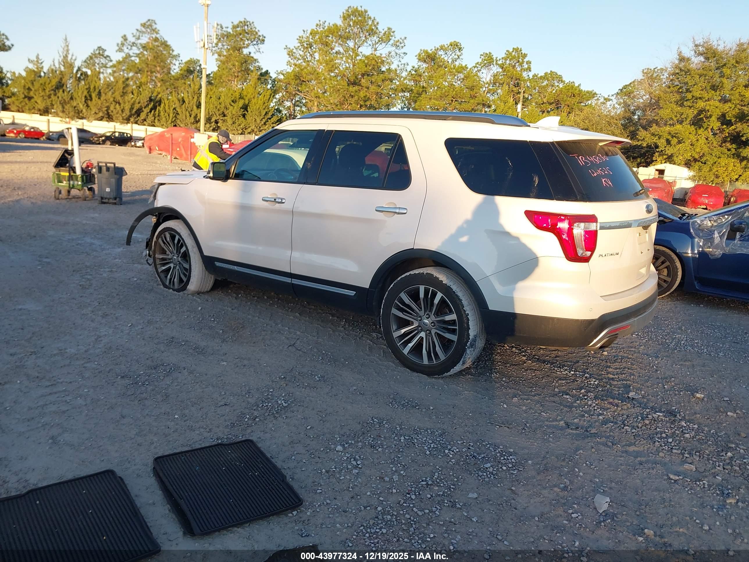 FORD EXPLORER image 3