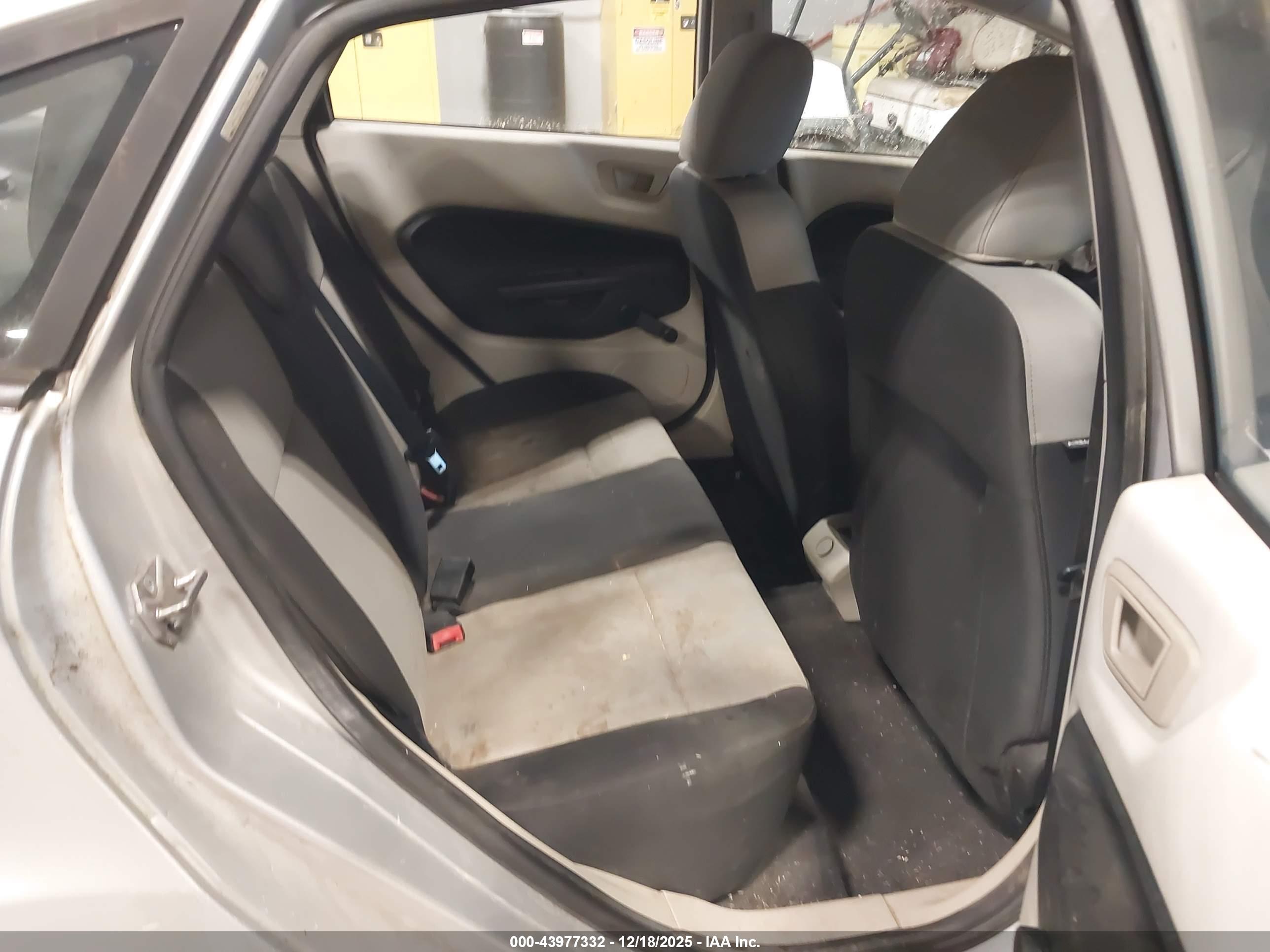 FORD FIESTA image 8