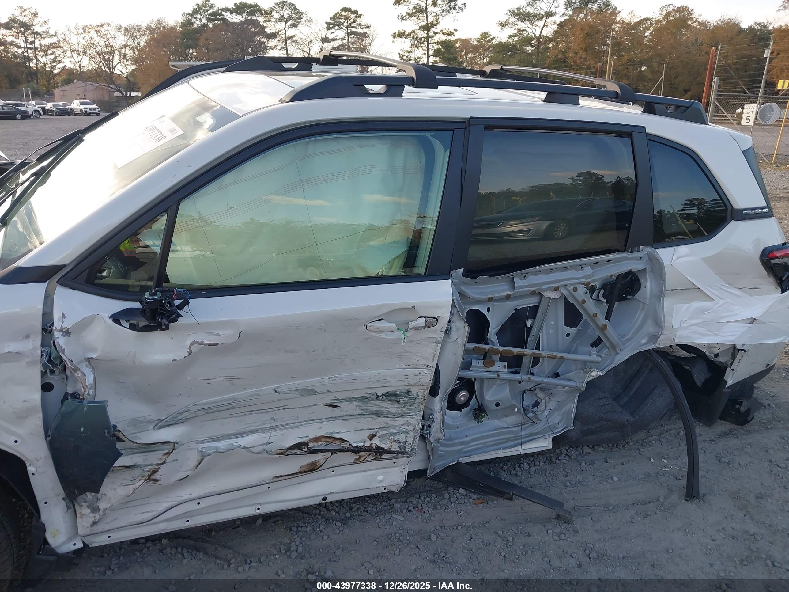 SUBARU FORESTER image 6