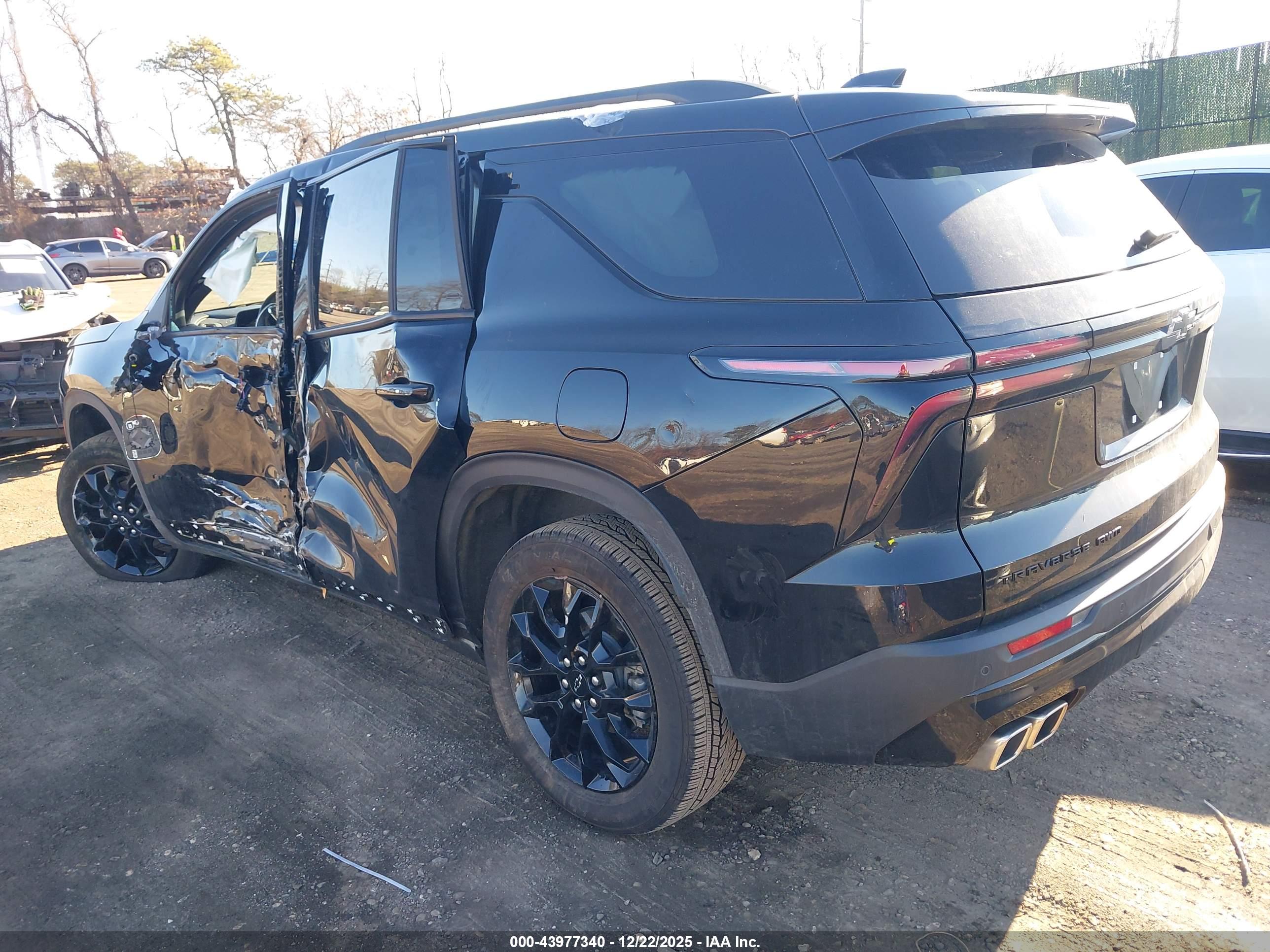 CHEVROLET TRAVERSE image 3