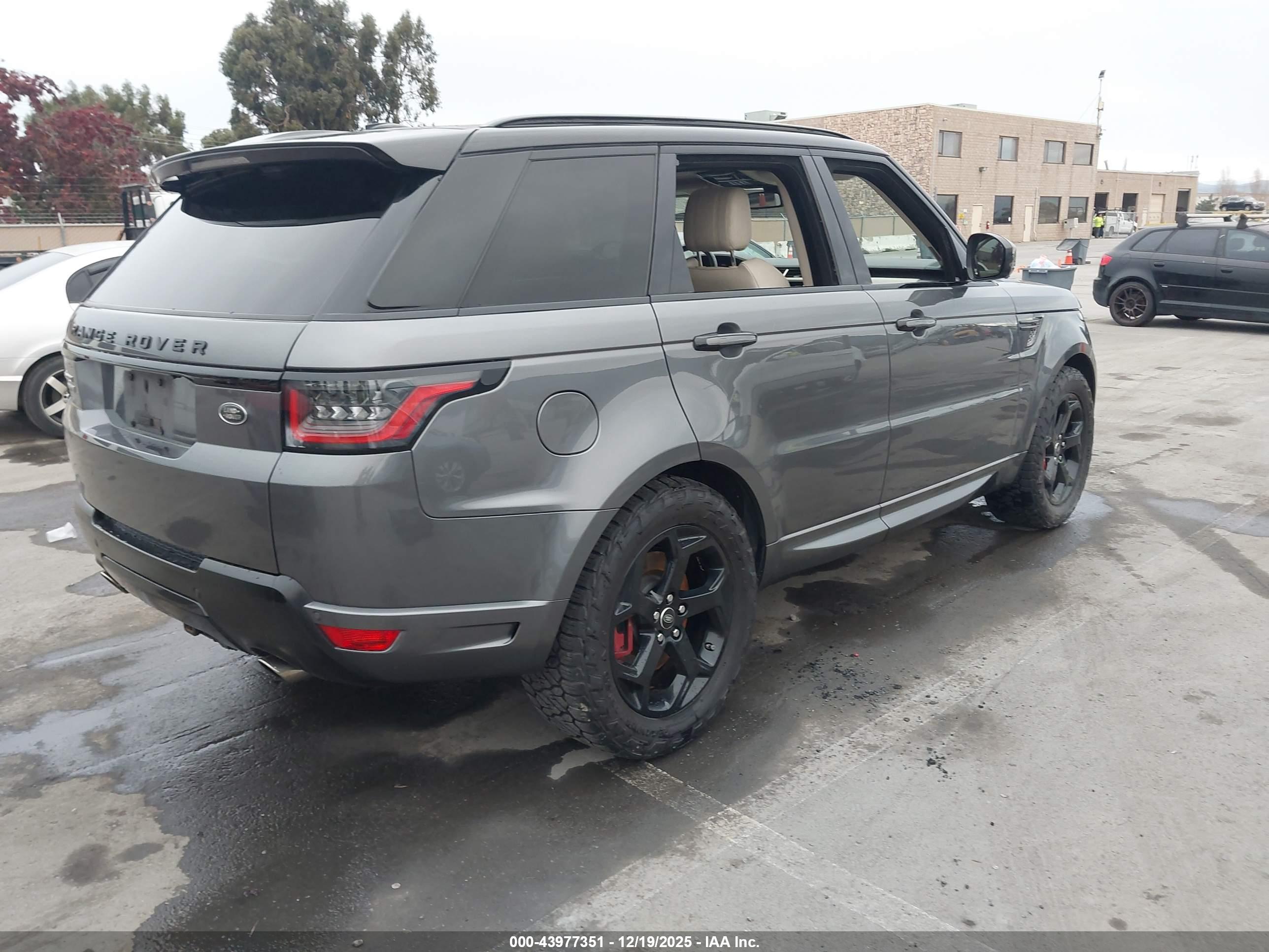 LAND ROVER image 4
