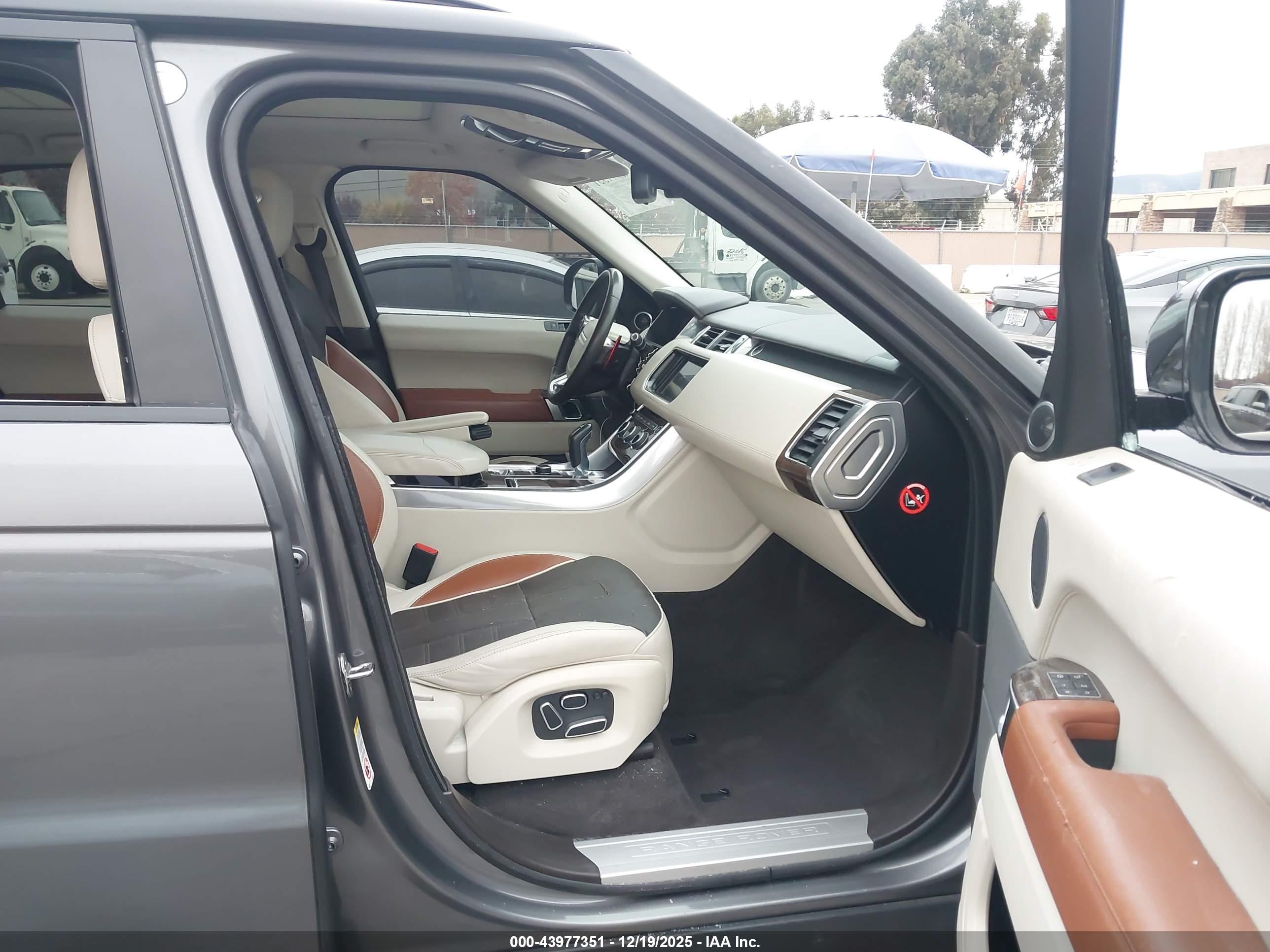 LAND ROVER image 5