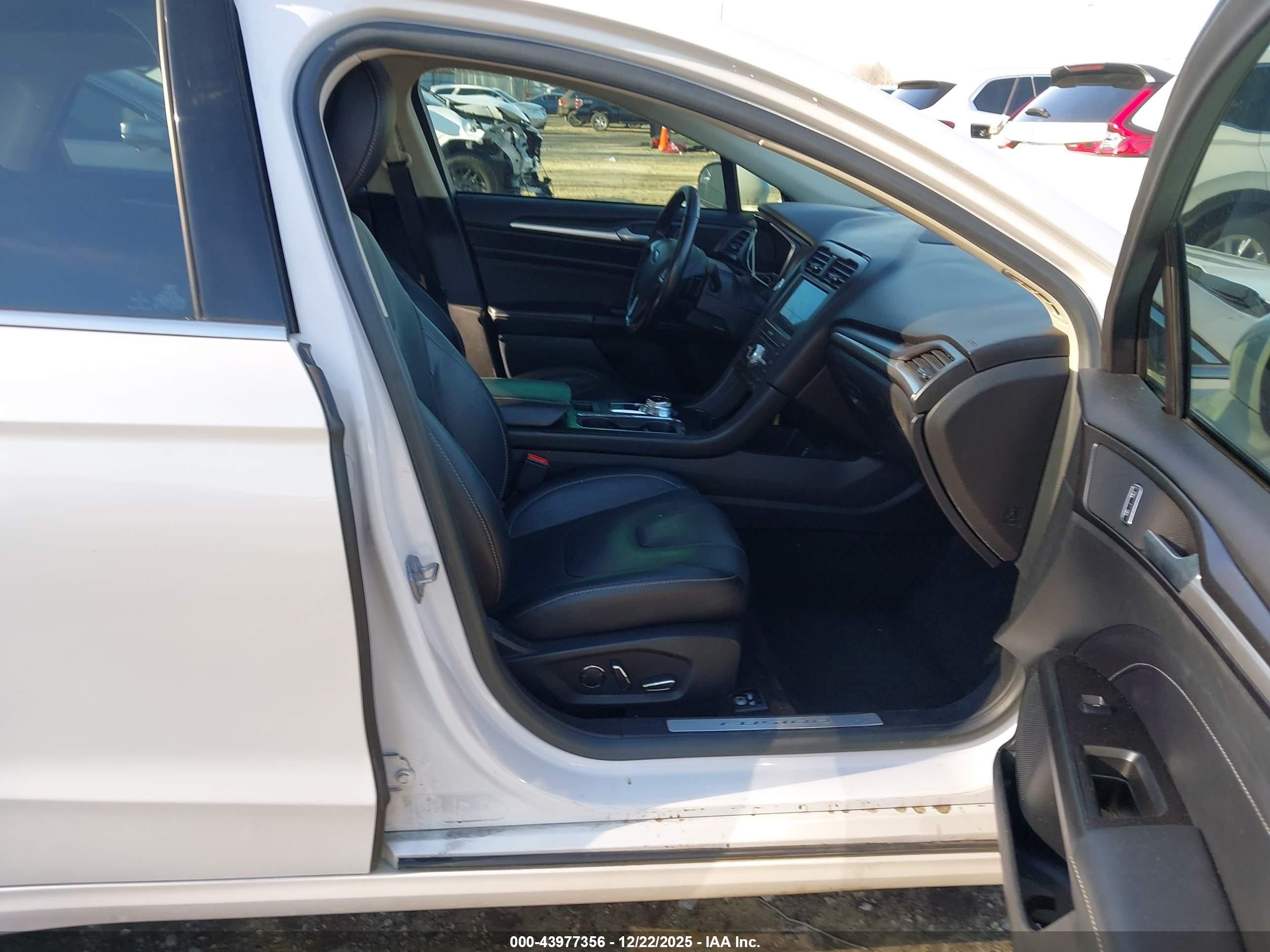 FORD FUSION image 5