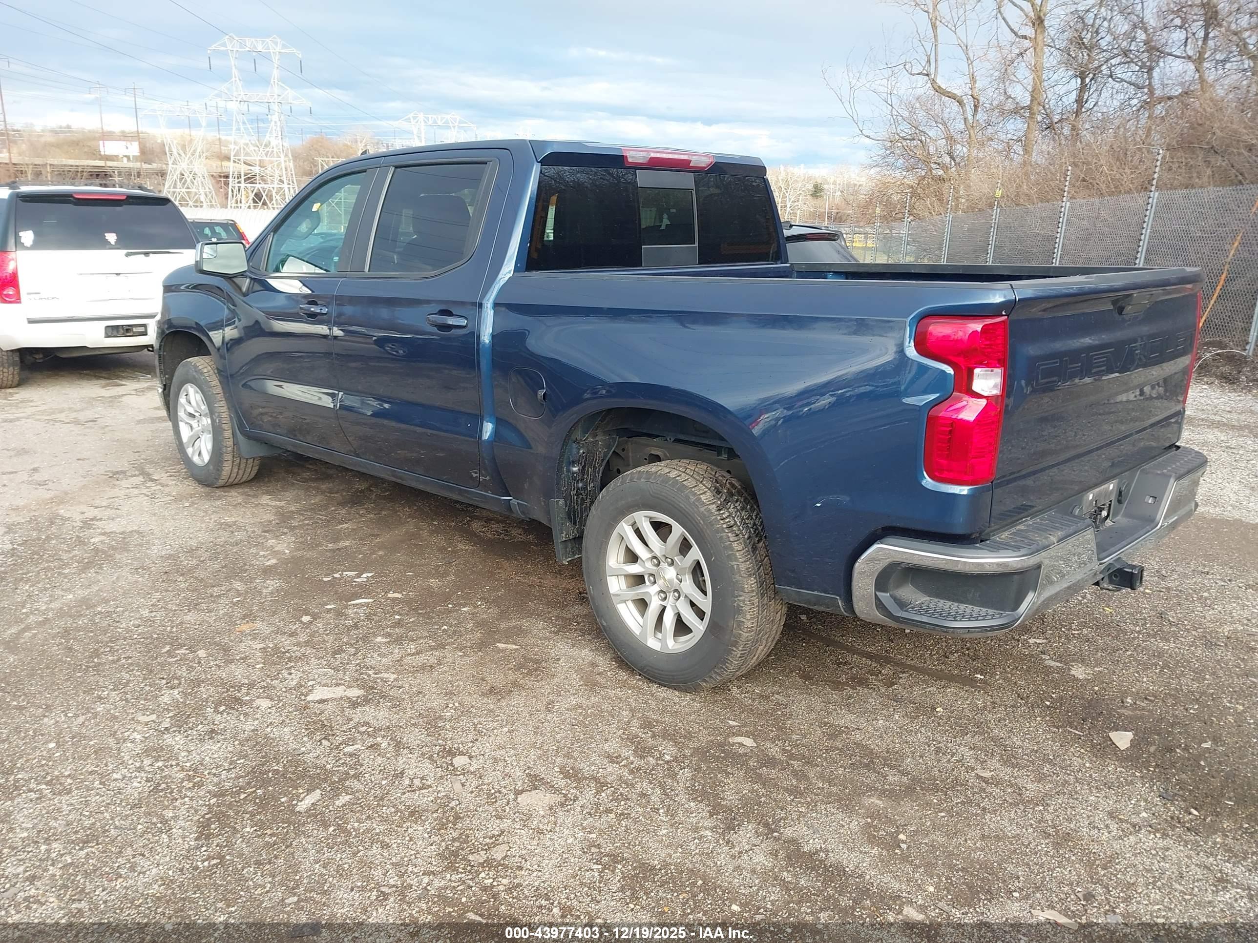CHEVROLET SILVERADO image 3