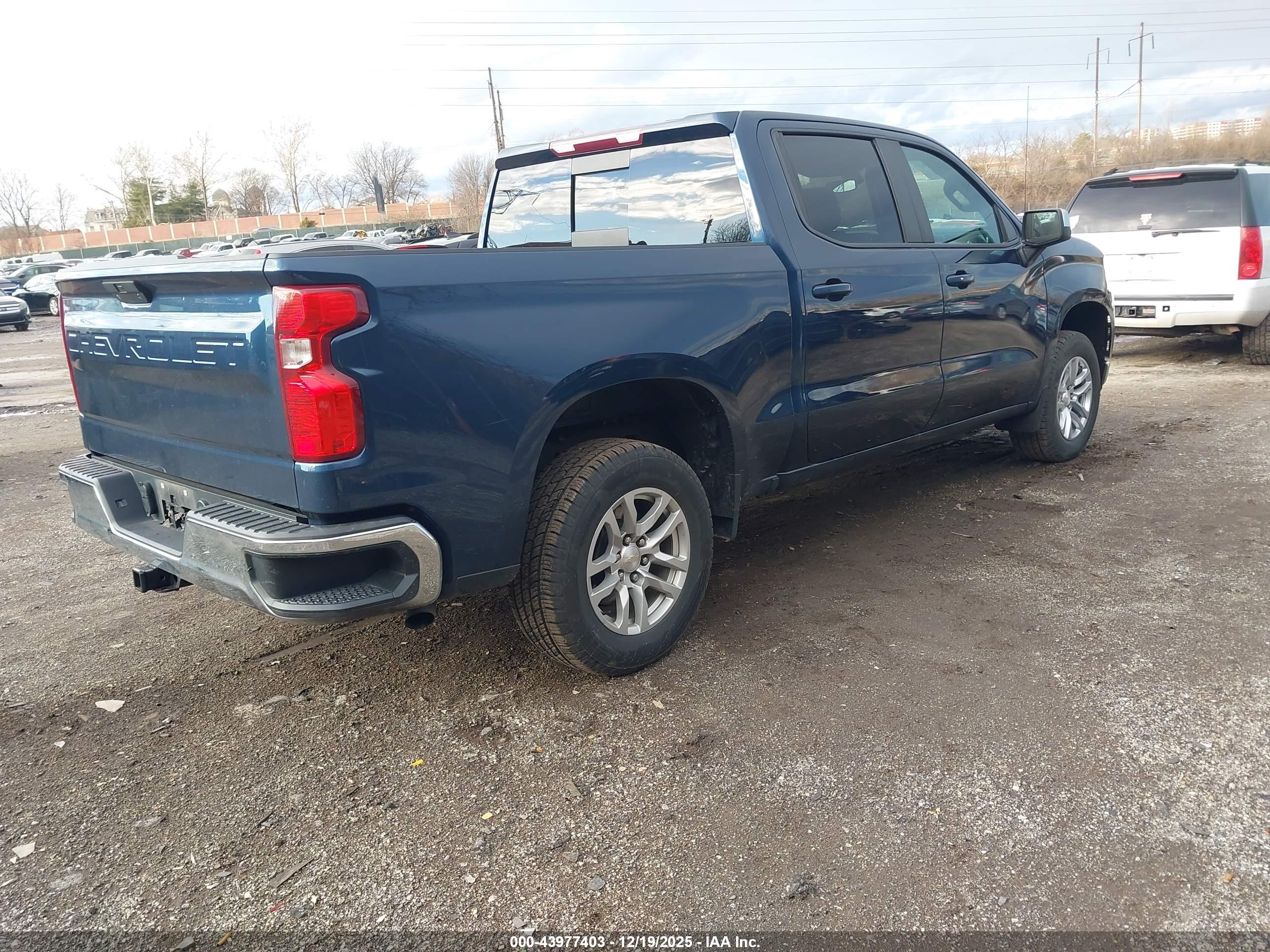 CHEVROLET SILVERADO image 4