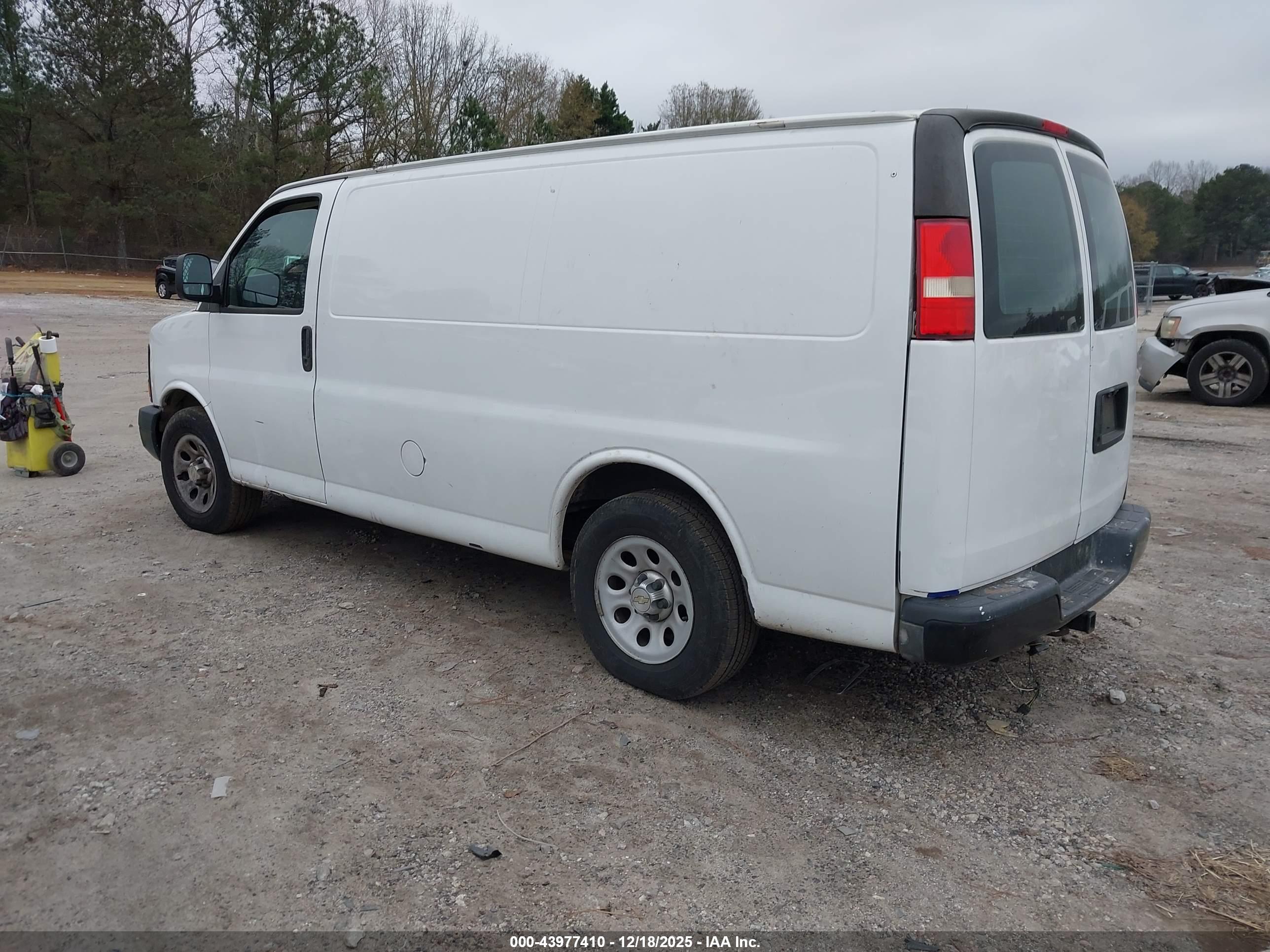 CHEVROLET EXPRESS image 3