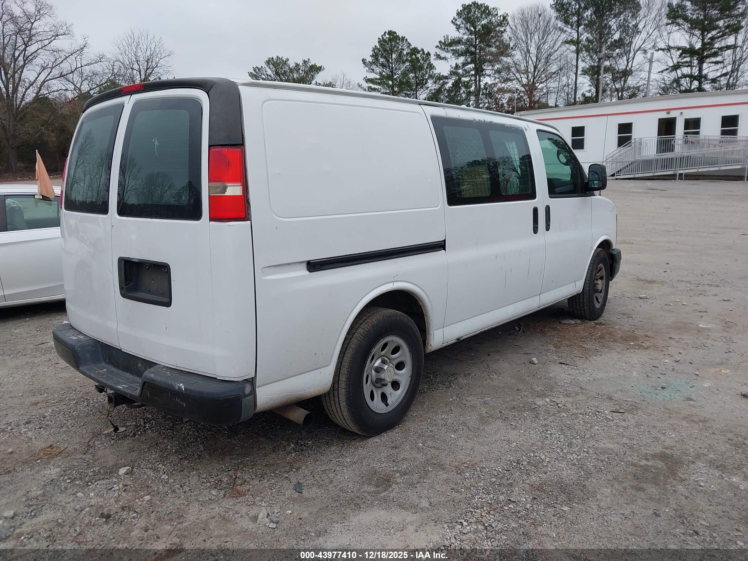 CHEVROLET EXPRESS image 4