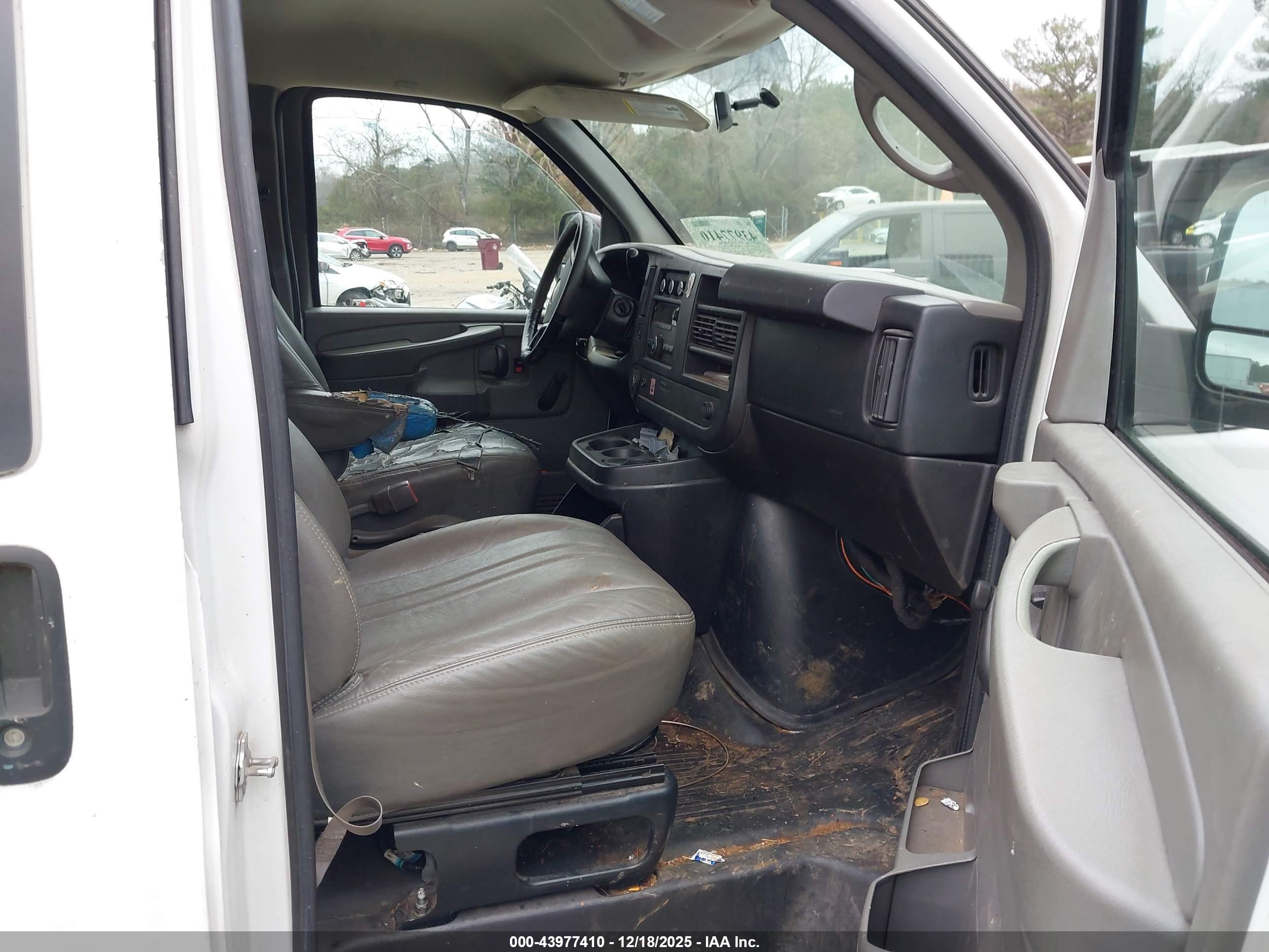 CHEVROLET EXPRESS image 5