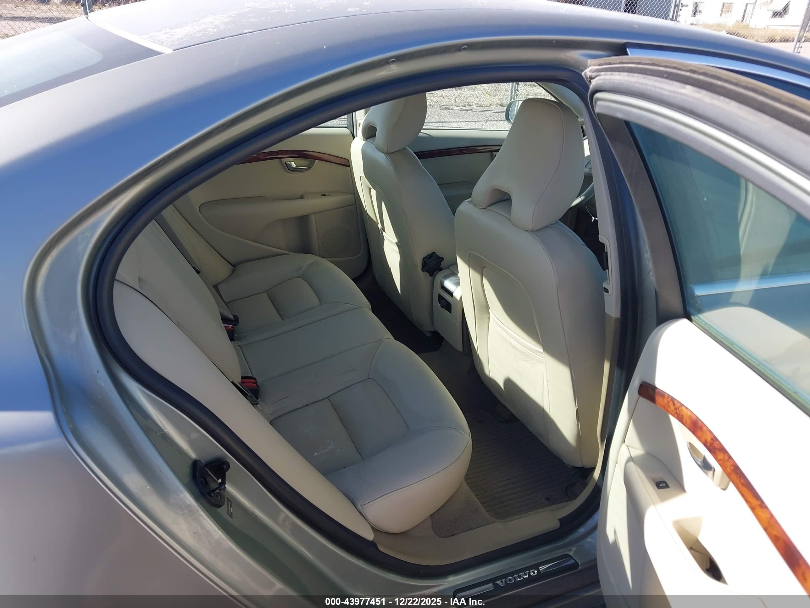 VOLVO S80 image 8