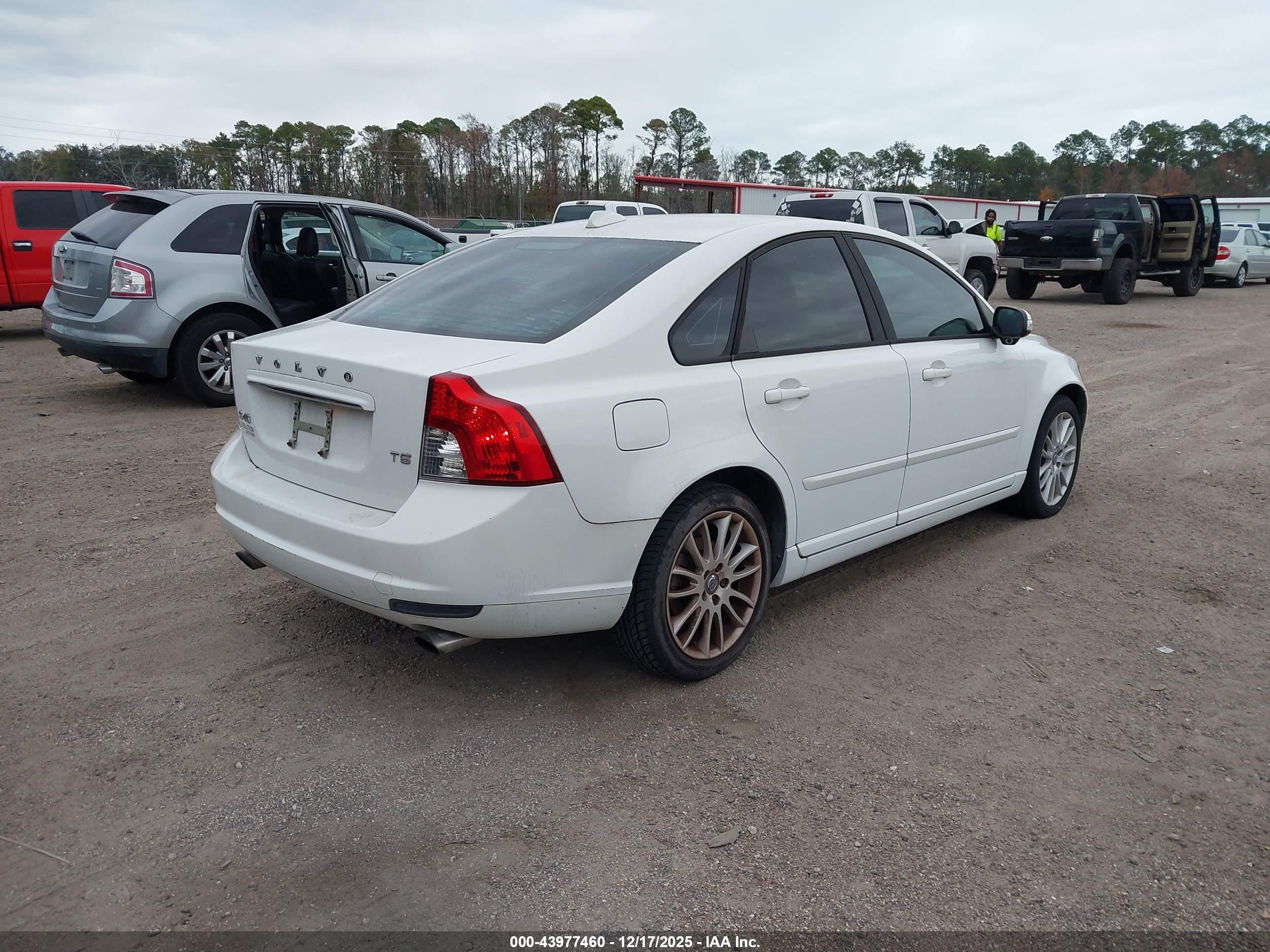 VOLVO S40 image 4