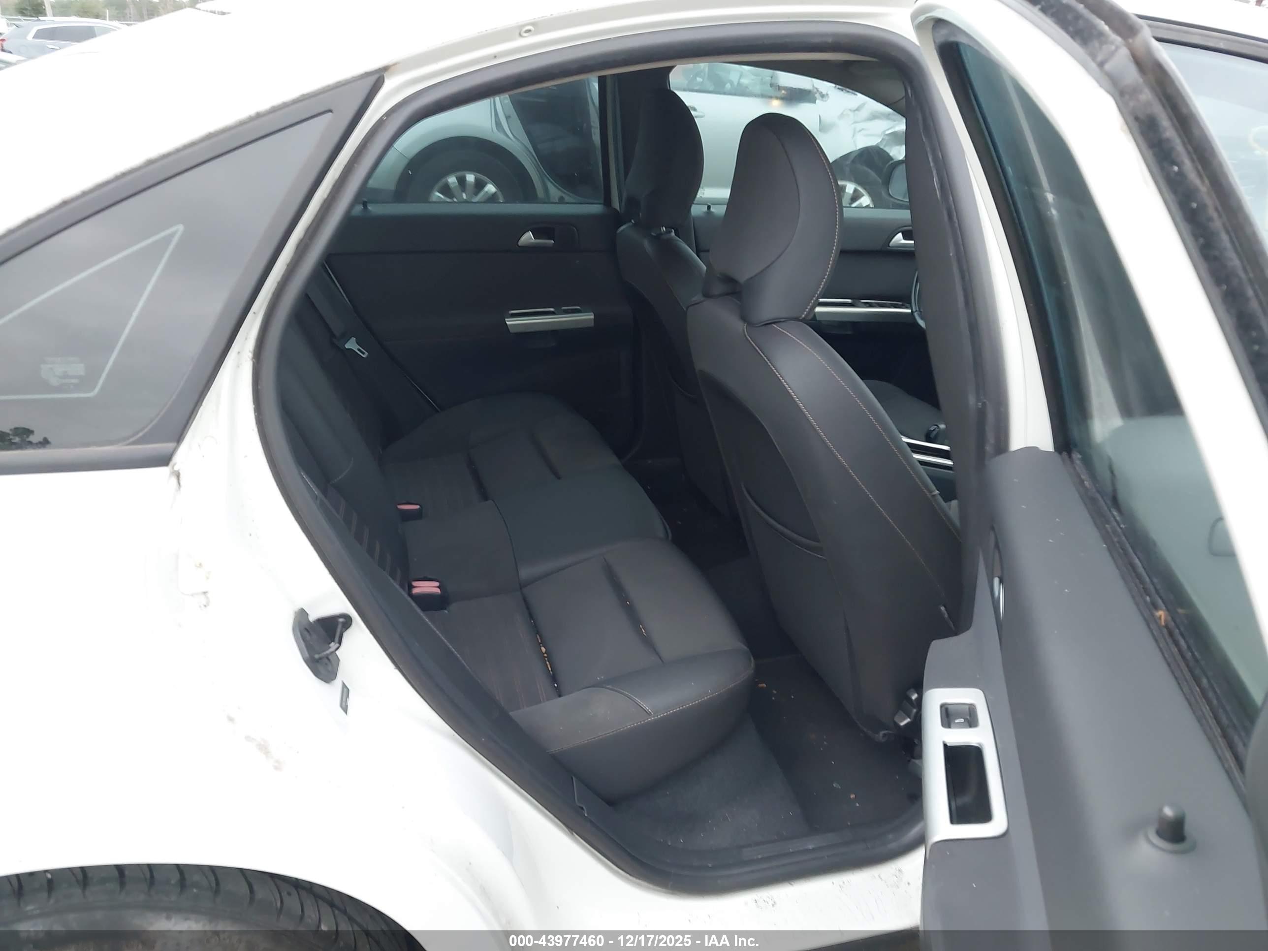 VOLVO S40 image 8