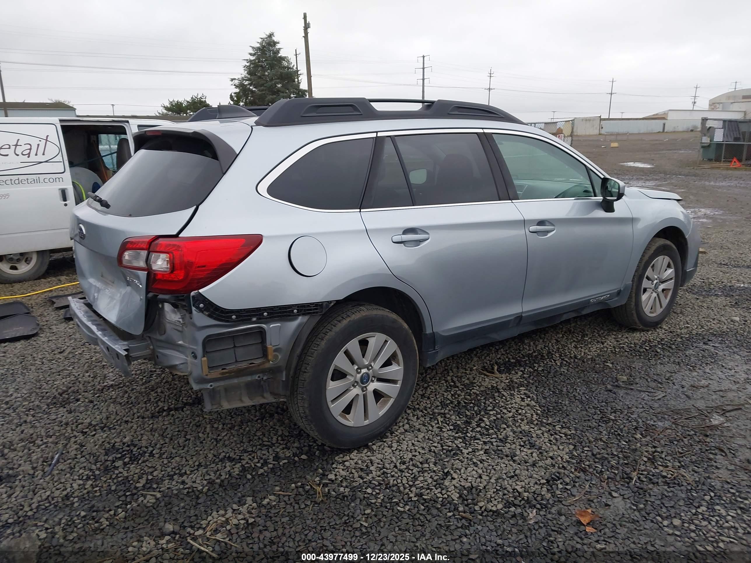 SUBARU OUTBACK image 4
