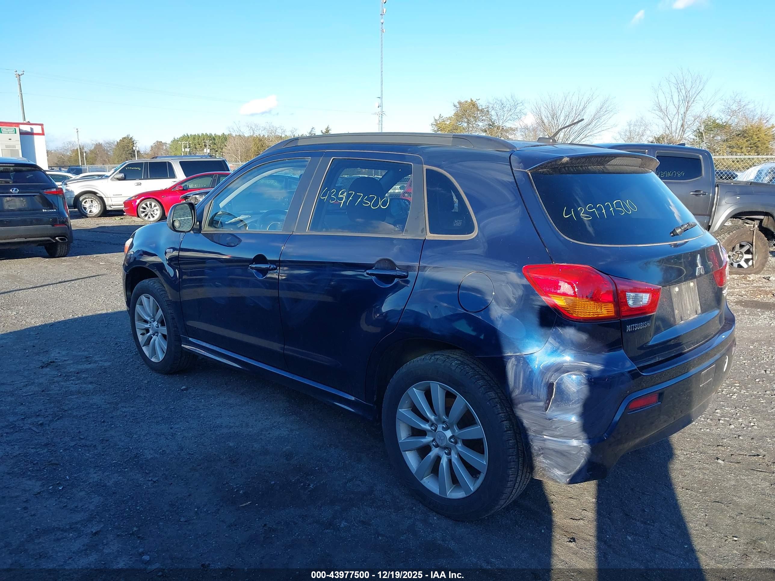 MITSUBISHI OUTLANDER image 3
