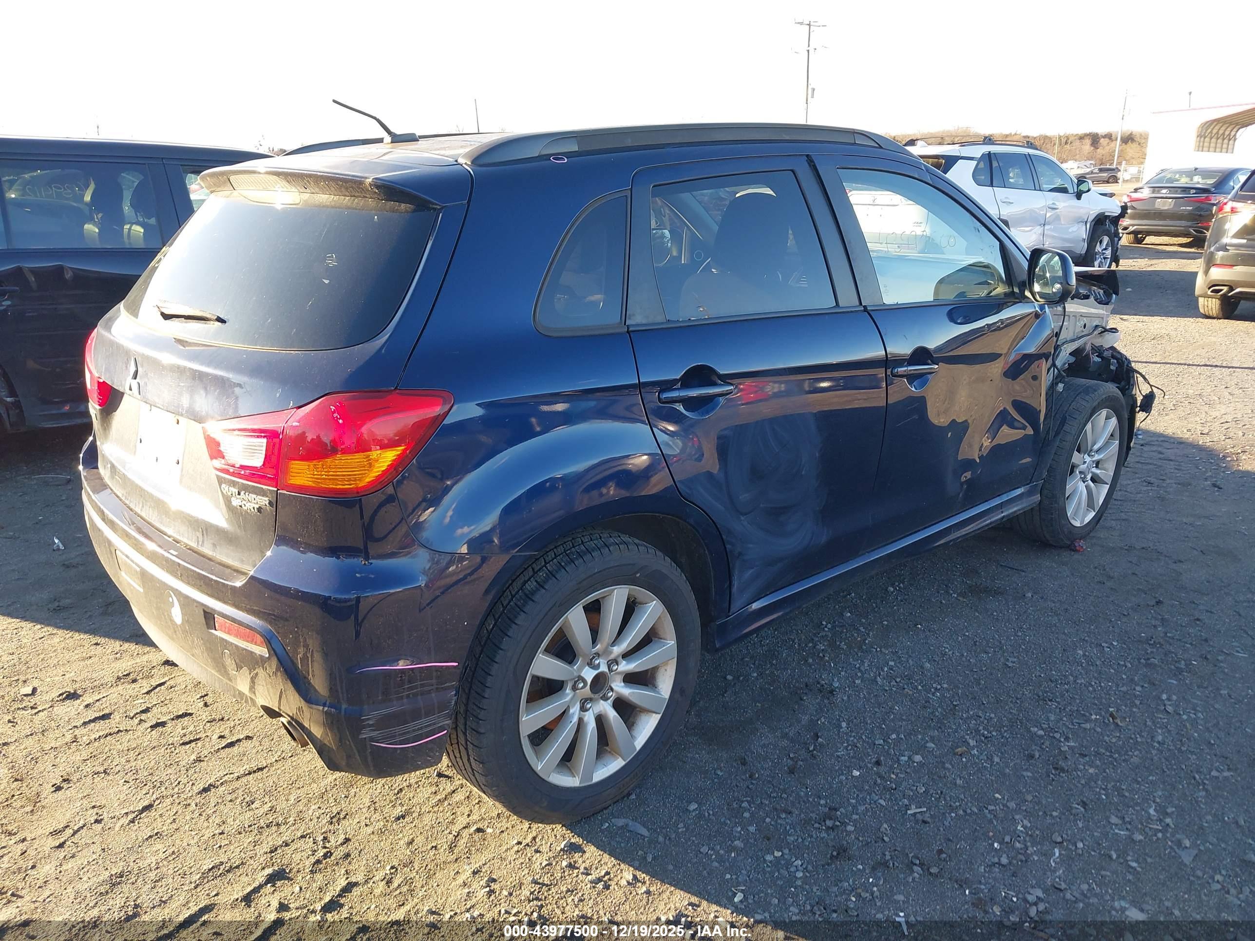 MITSUBISHI OUTLANDER image 4