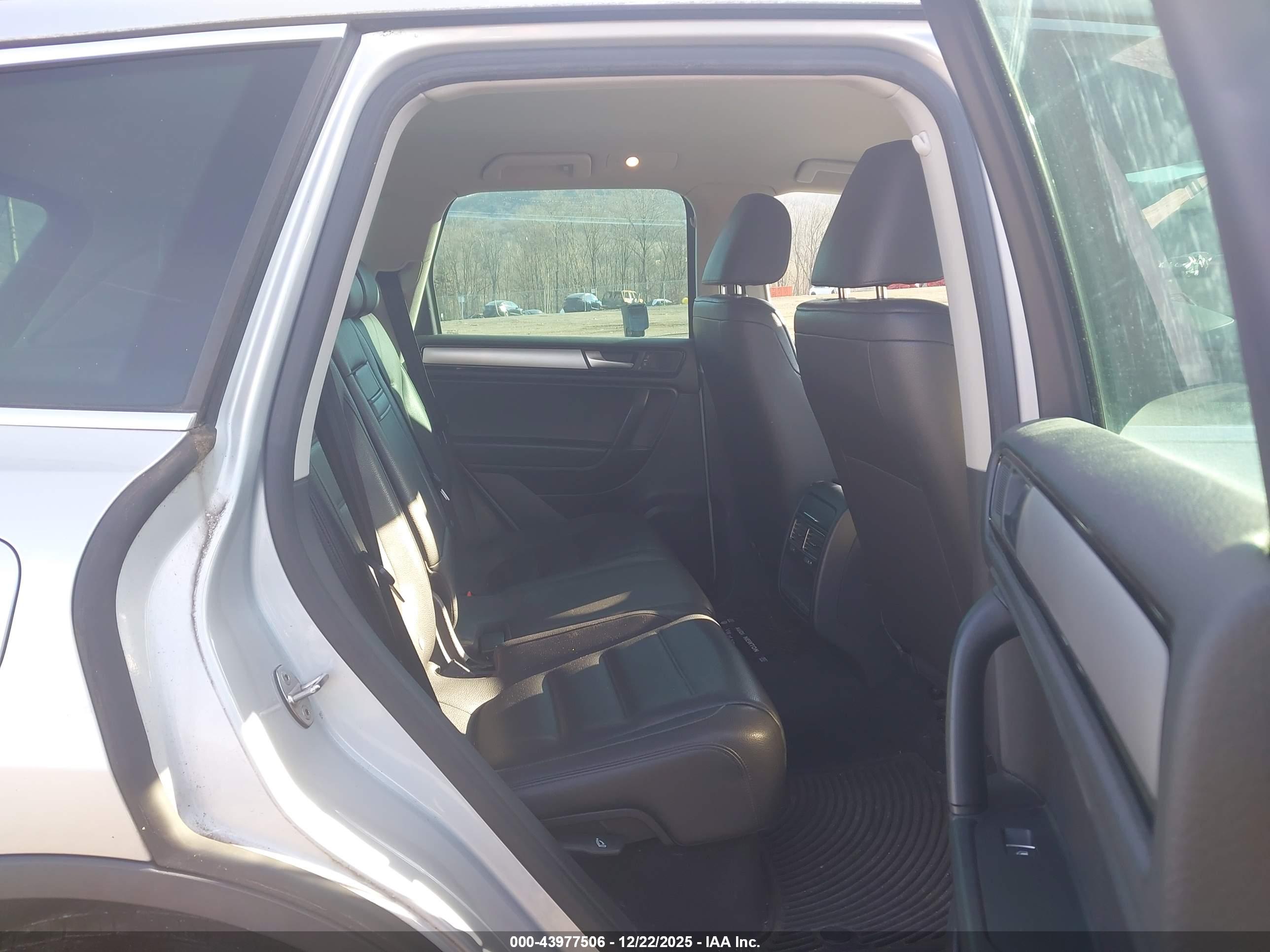 VOLKSWAGEN TOUAREG image 8